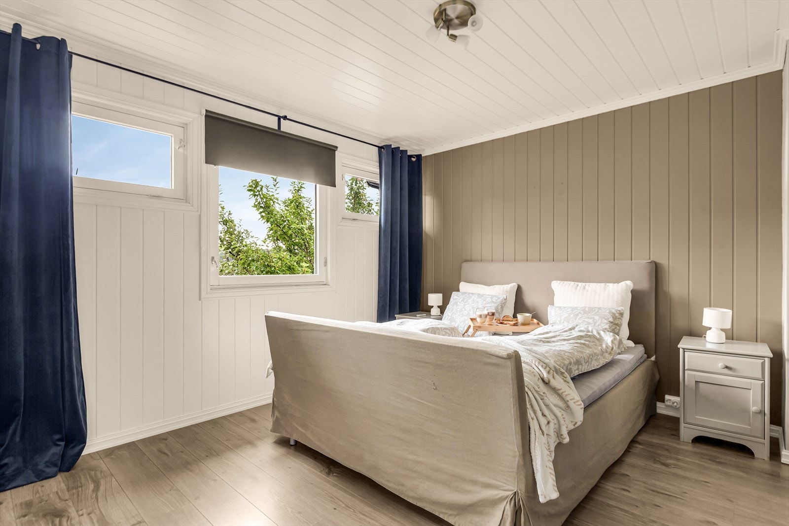 Boligen har tre gode soverom. Hovedsoverommet har plass til dobbeltseng med tilhørende nattbord. Galleribilde