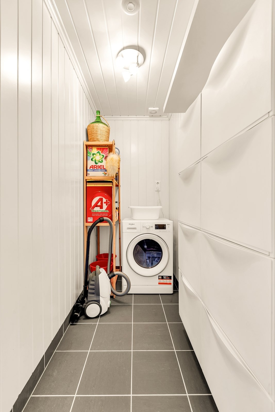 Ved kjøkkenet er det inngang til en bod, som selger benytter som vaskerom. Her er det satt inn vaskemaskin. Galleribilde