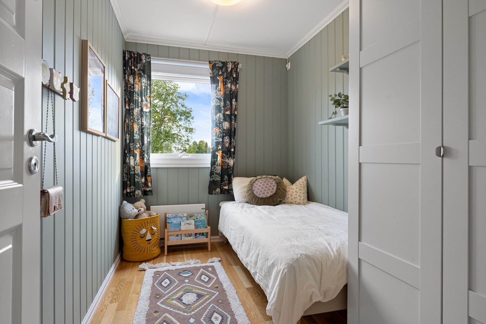 Det tredje soverommet egner seg godt som barnerom eller gjesterom, og er innredet med garderobeskap. Galleribilde