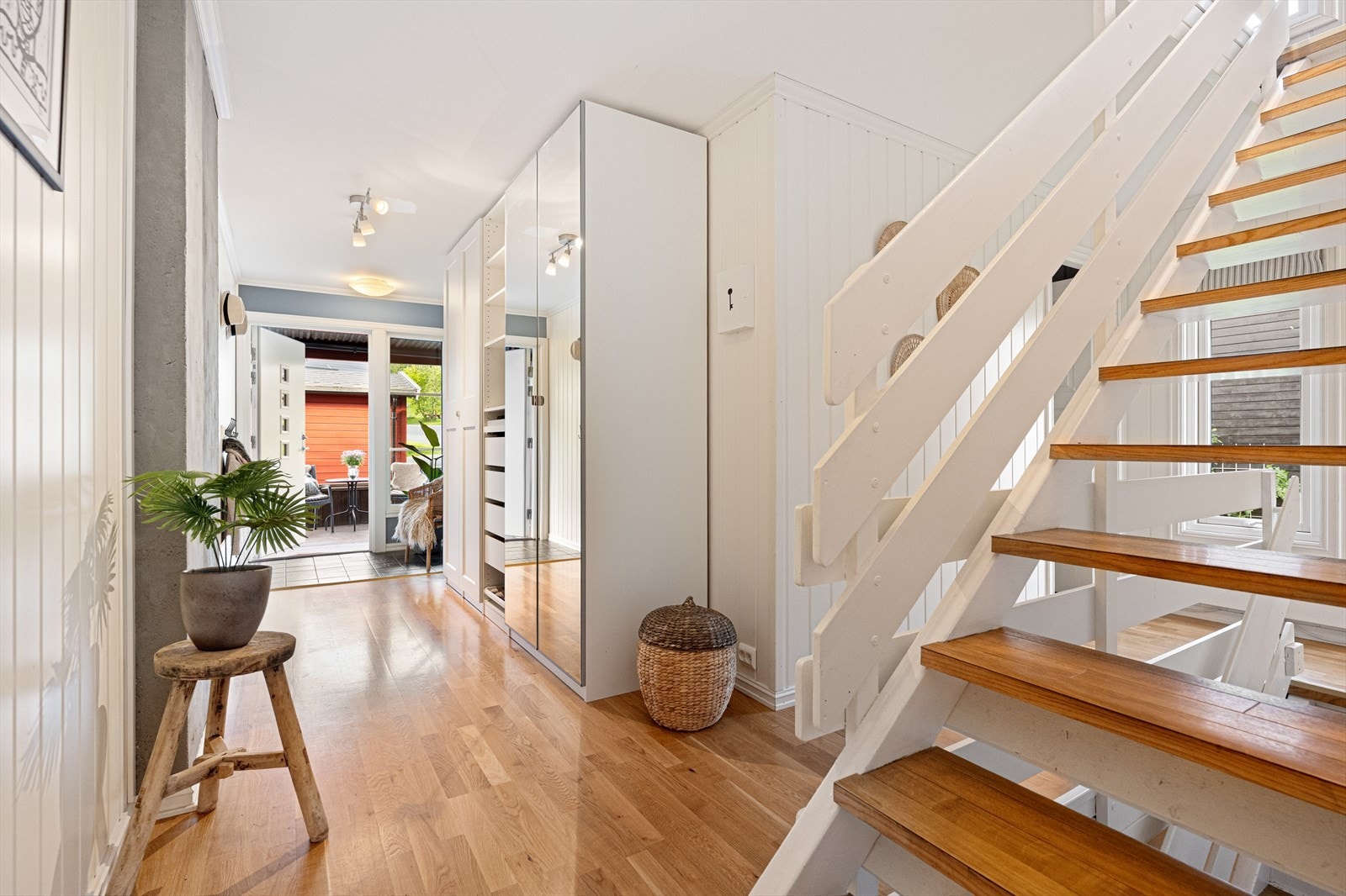 Den hvitmalte tretrappen binder etasjene sammen på en elegant måte. Galleribilde