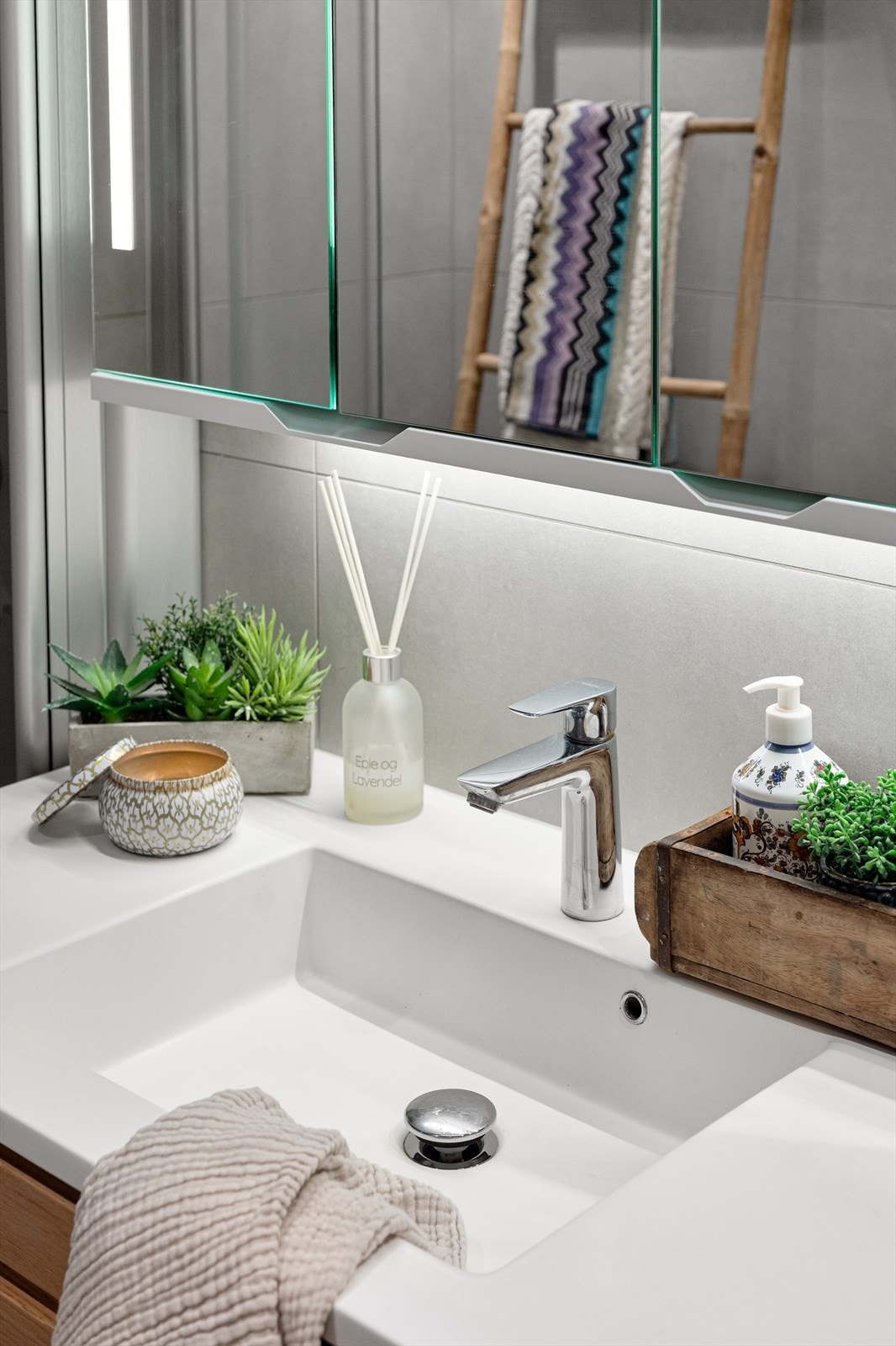 Innredningen har en helstøpt servant og speilskap med integrert belysning. Galleribilde