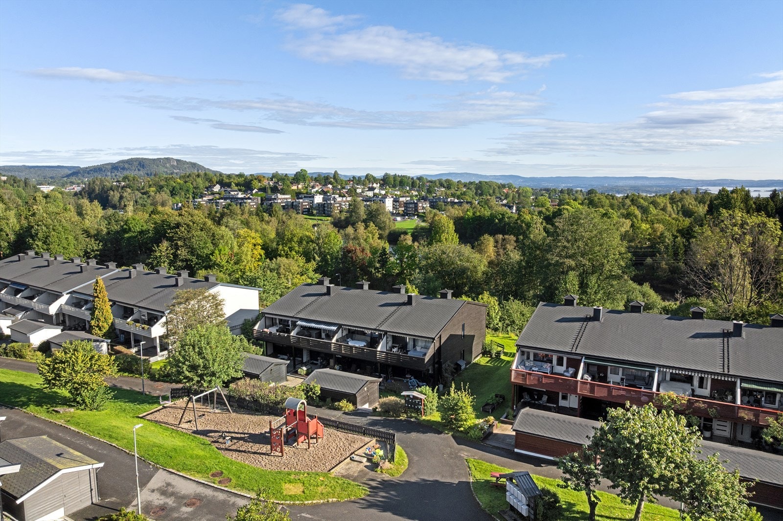 Nærmiljøet byr på trygge og bilfrie fellesområder med lekeplasser og grøntarealer. Galleribilde