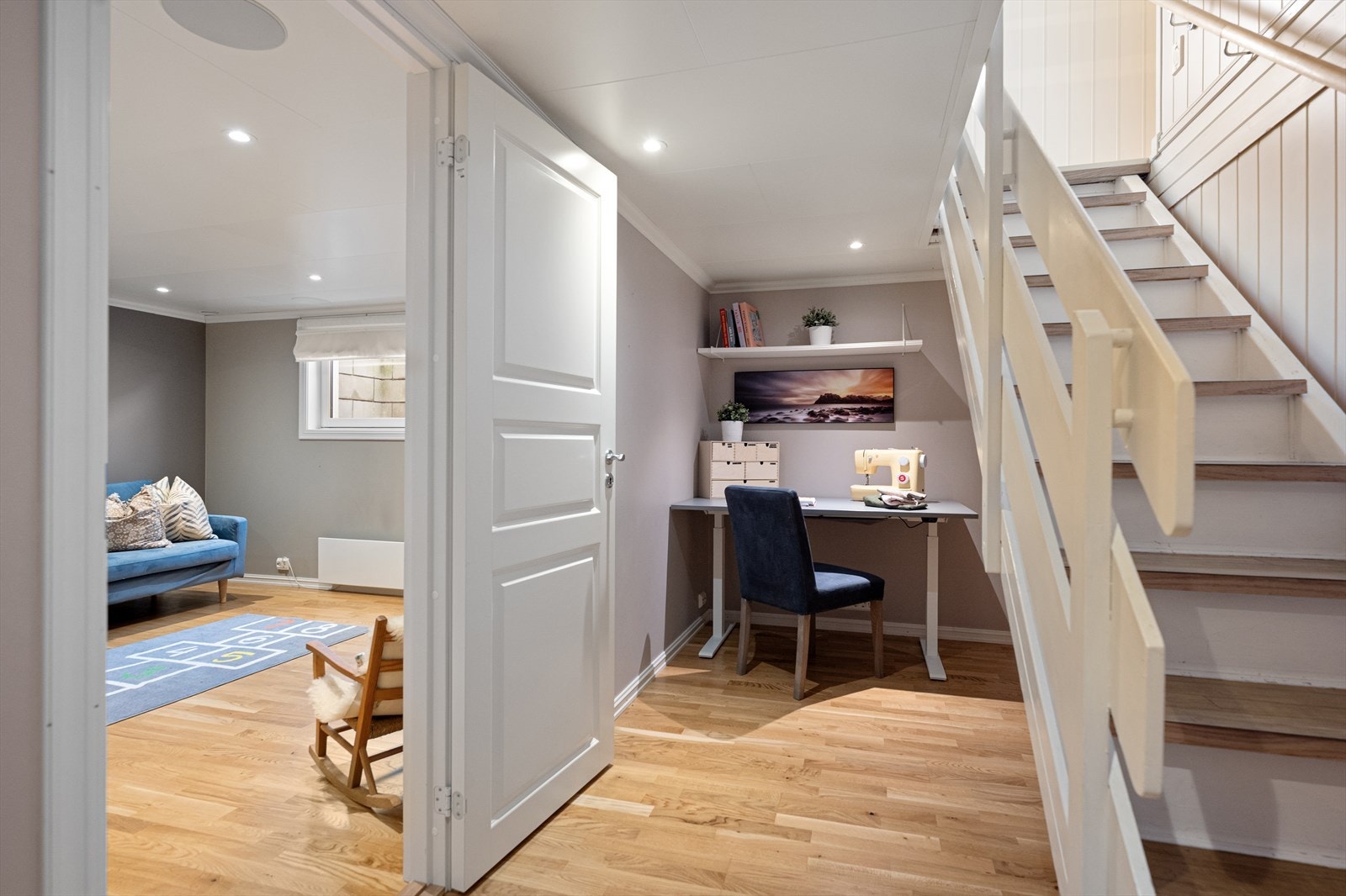 Nede i kjelleren møtes du av et trapperom med plass til en kontorkrok eller oppbevaring. Kjellergang og kjellerstue ble oppgradert i 2016. Galleribilde