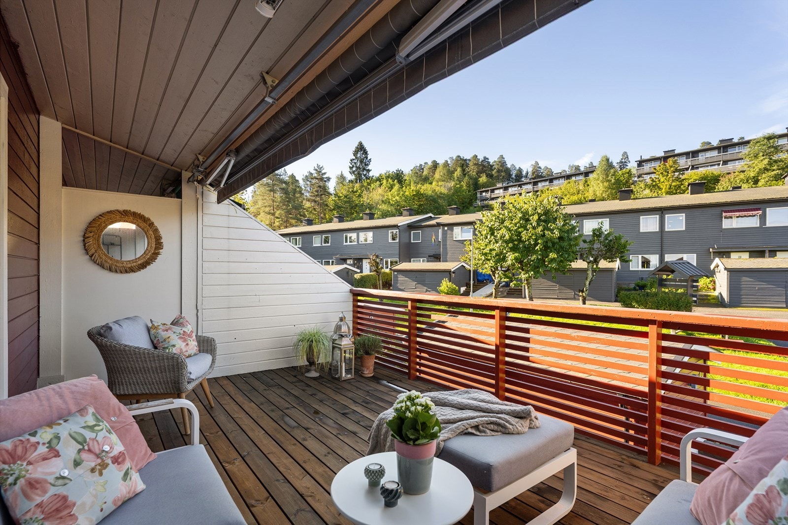 Verandaen utenfor stuen er delvis overbygget og har markise for solskjerming. Galleribilde