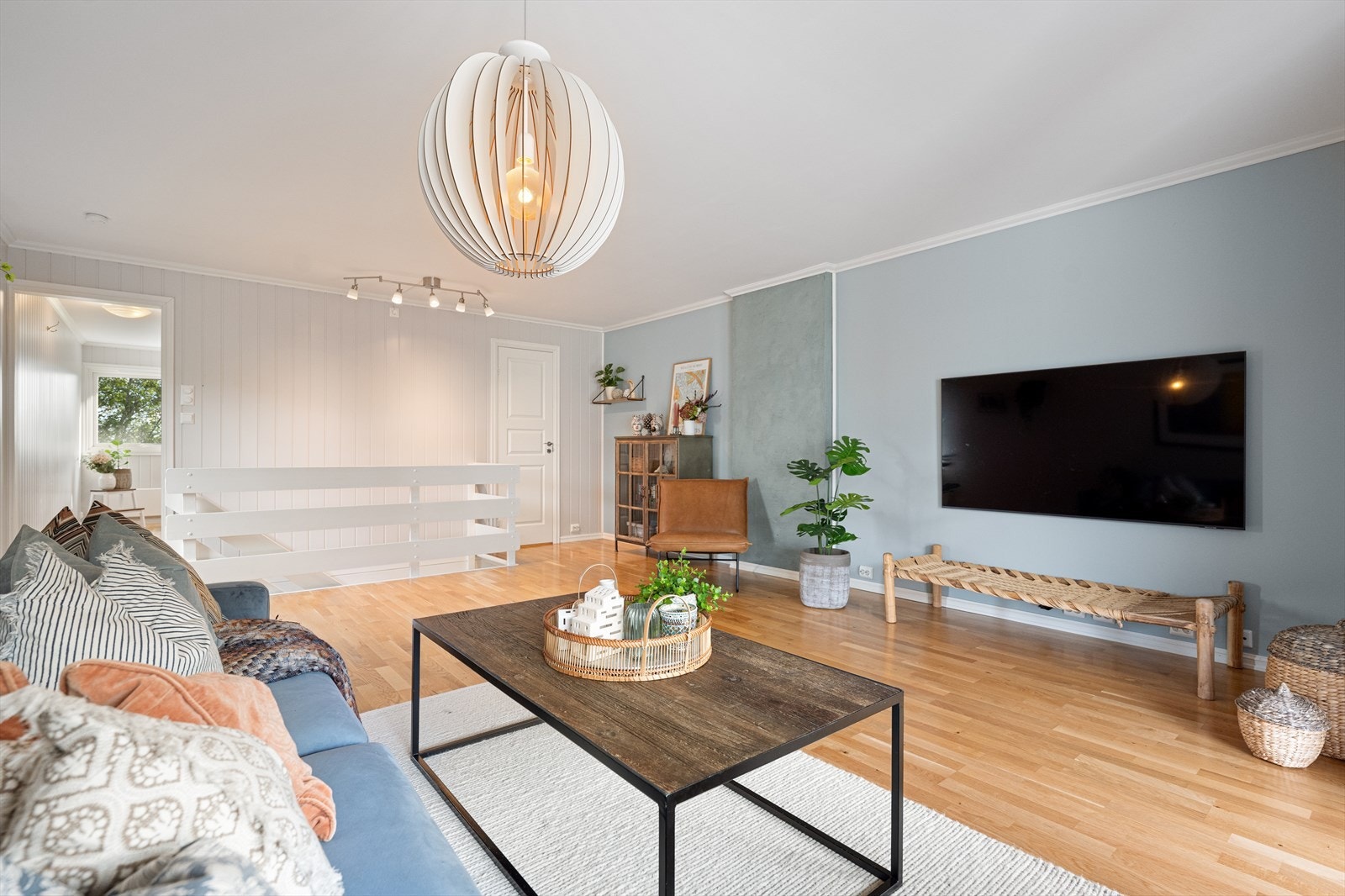 Stuen er romslig og gir fleksible møbleringsmuligheter for både sitte- og spisegruppe. Galleribilde