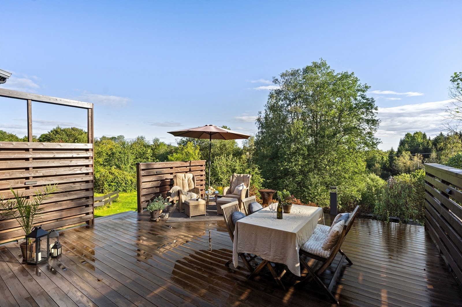 Den store terrassen på 41 m² er en usjenert oase med god plass til flere sittegrupper. Galleribilde