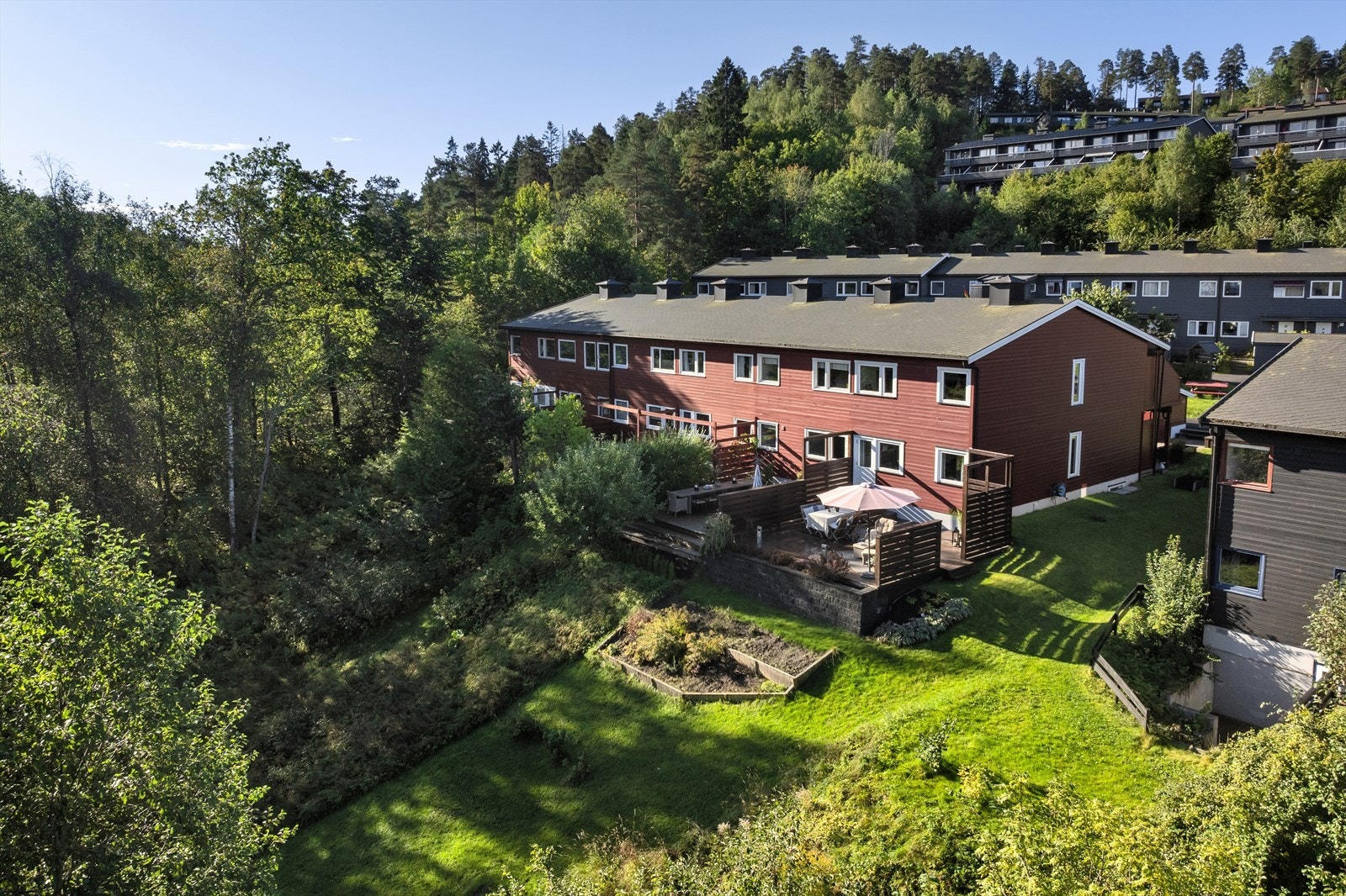 Boligen ligger usjenert til med umiddelbar nærhet til grøntområder og marka, samtidig kort gange til bl.a. togstasjon, badevann og matbutikk. Galleribilde