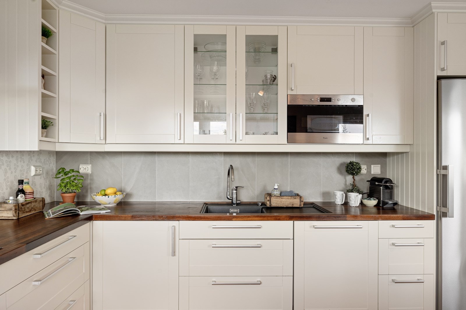 Her er det rikelig med skap- og benkeplass. Galleribilde