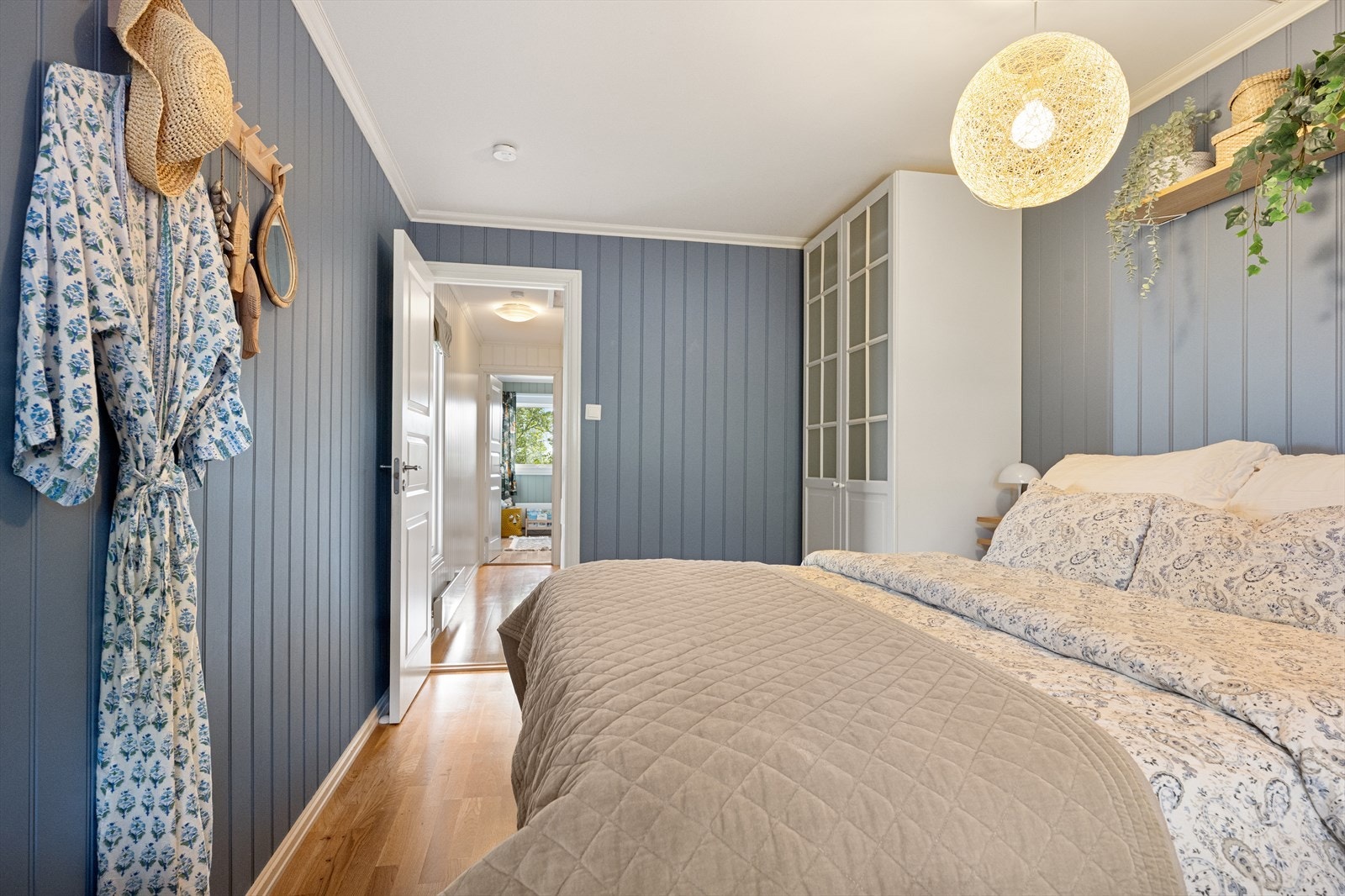 Også her er det gjennomgående parkettgulv og malt panel på veggene. Galleribilde