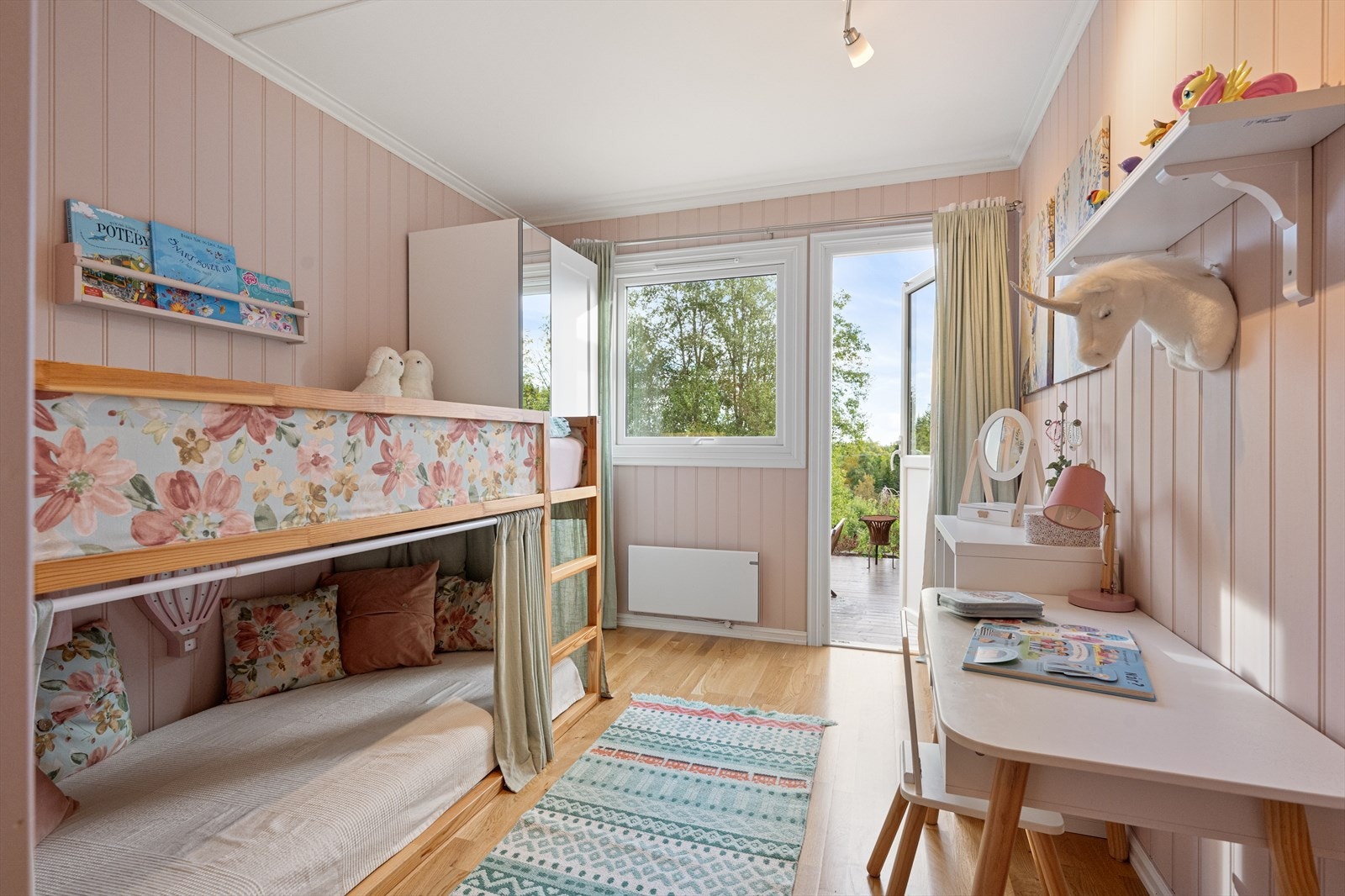 Soverom 2 passer perfekt som barnerom. Vinduet og verandadøren er fra 2018. Galleribilde