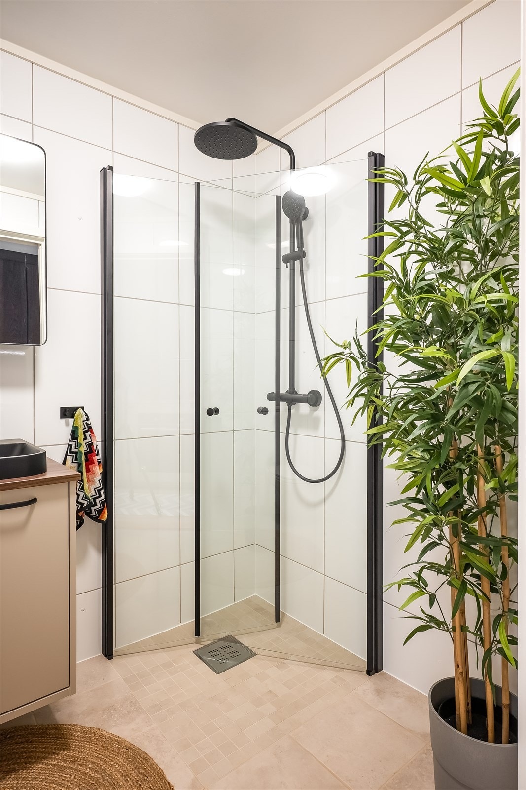 Ellers har du både varme i gulv, vegghengt toalett samt opplegg for vaskemaskin. Galleribilde