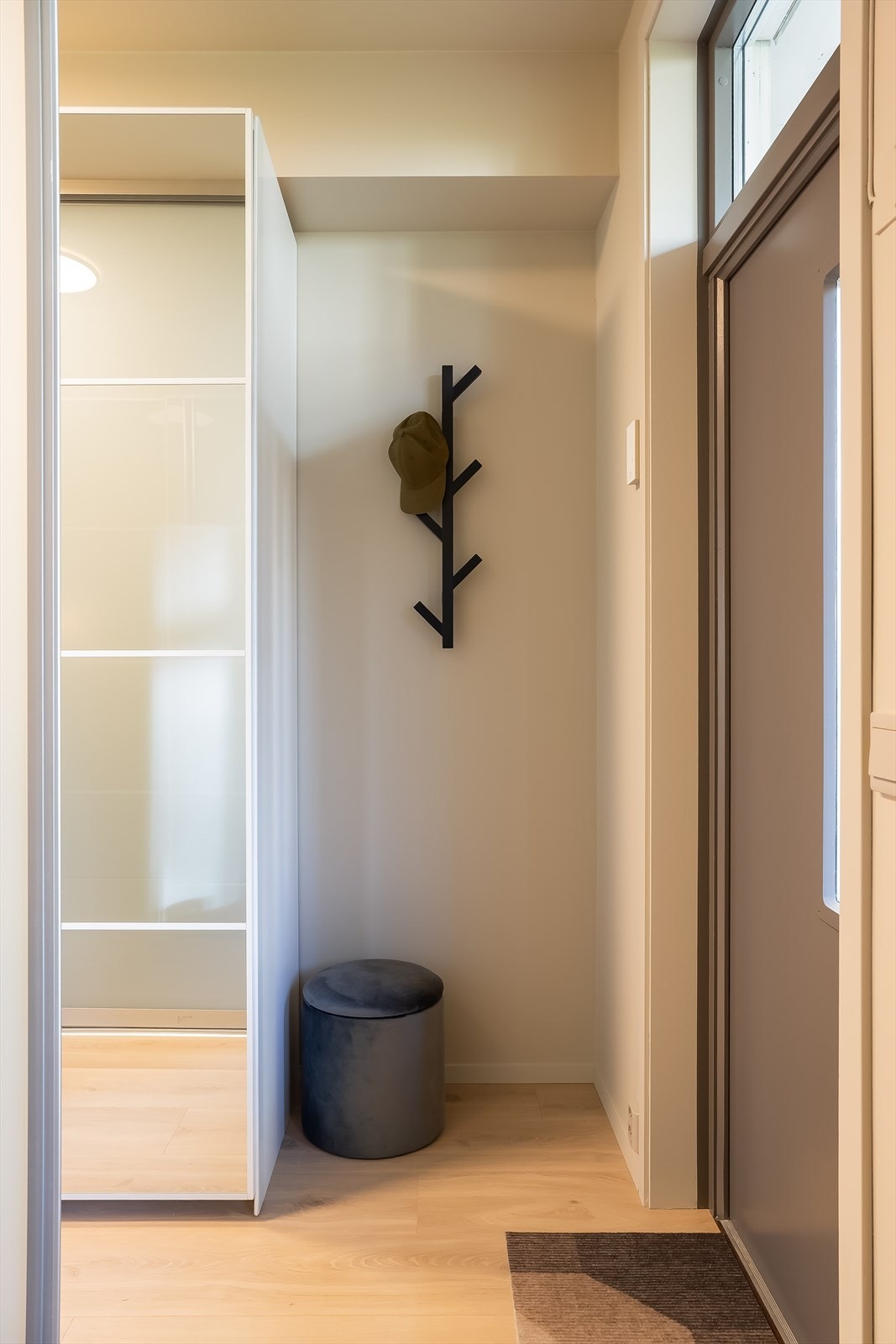 Praktisk åpen garderobenisje rett ved inngangdøren. Leiligheten har også bod i kjeller. Galleribilde