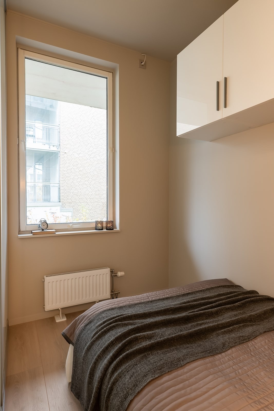 Alkoven har et areal på ca 4,5 kvm., og er adskilt med skyvedører Galleribilde