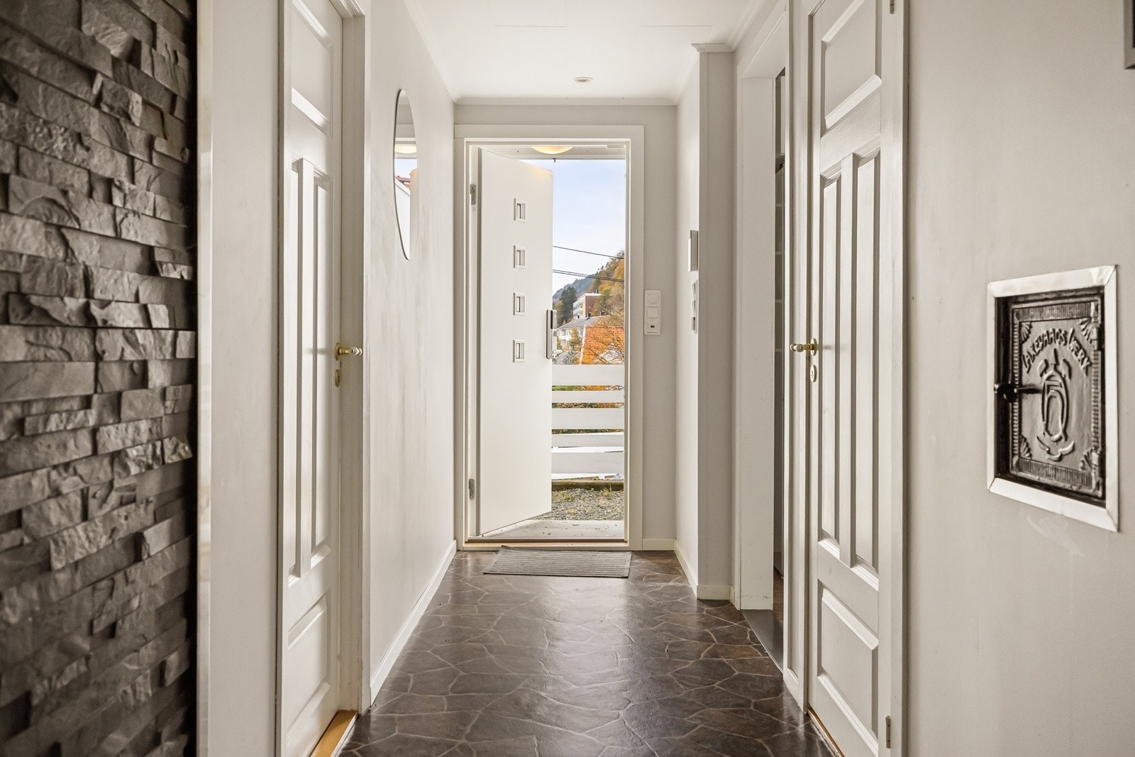 Velkommen inn! En lys, og romslig gang tar deg vel i mot etter en dag på farten. Galleribilde