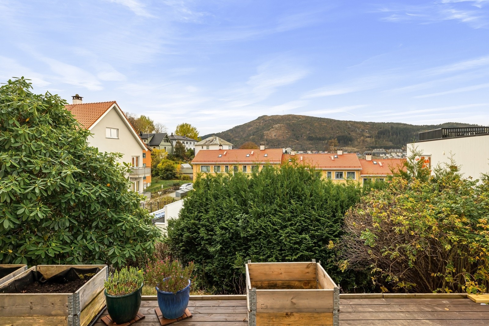 En sentral og kjekk beliggenhet på Landås, og en åpenhet foran bygget gir gode lysforhold på eiendommen. Galleribilde