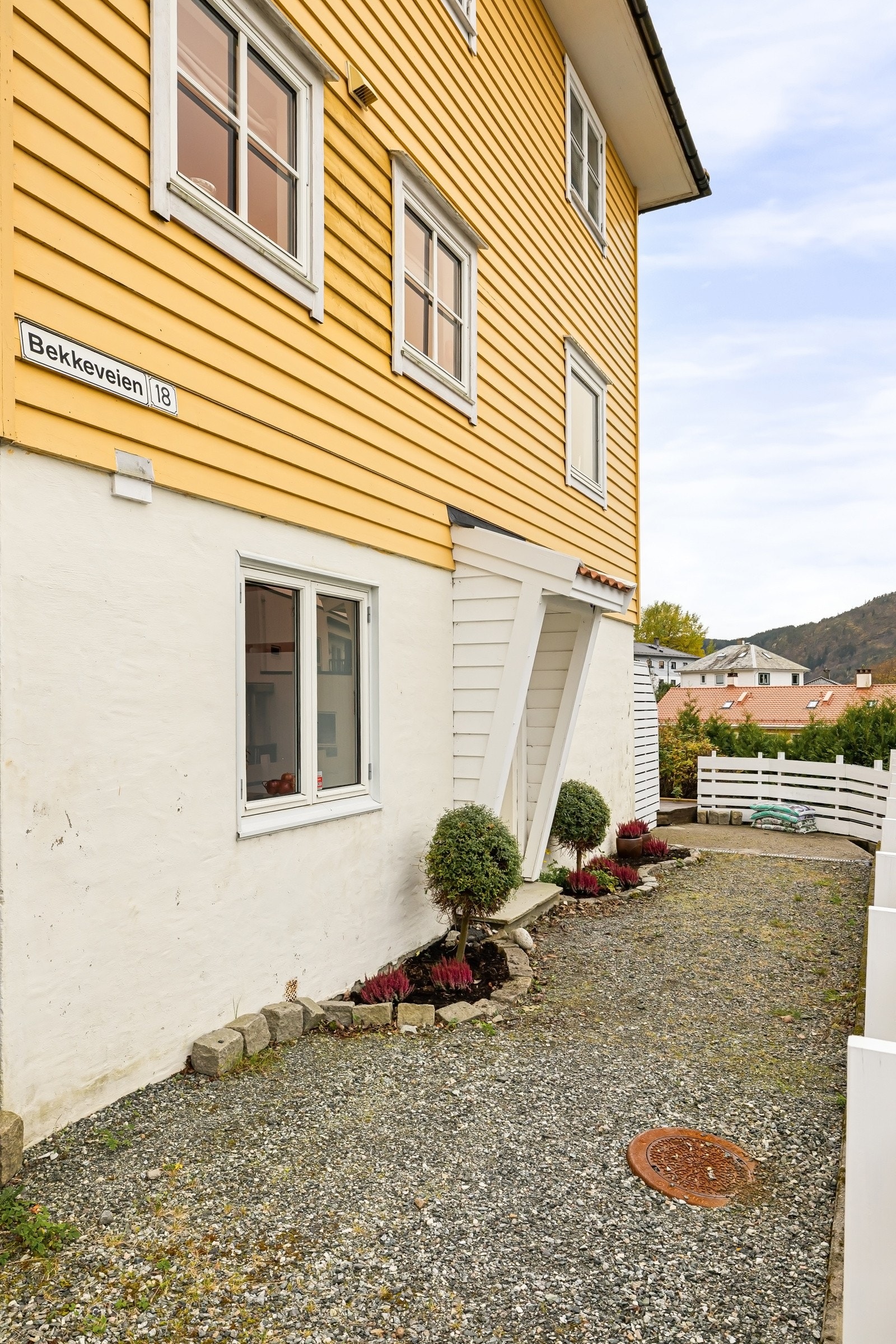 Kort vei å bære handleposene eller det man skal ha med seg til og fra bilen. Galleribilde