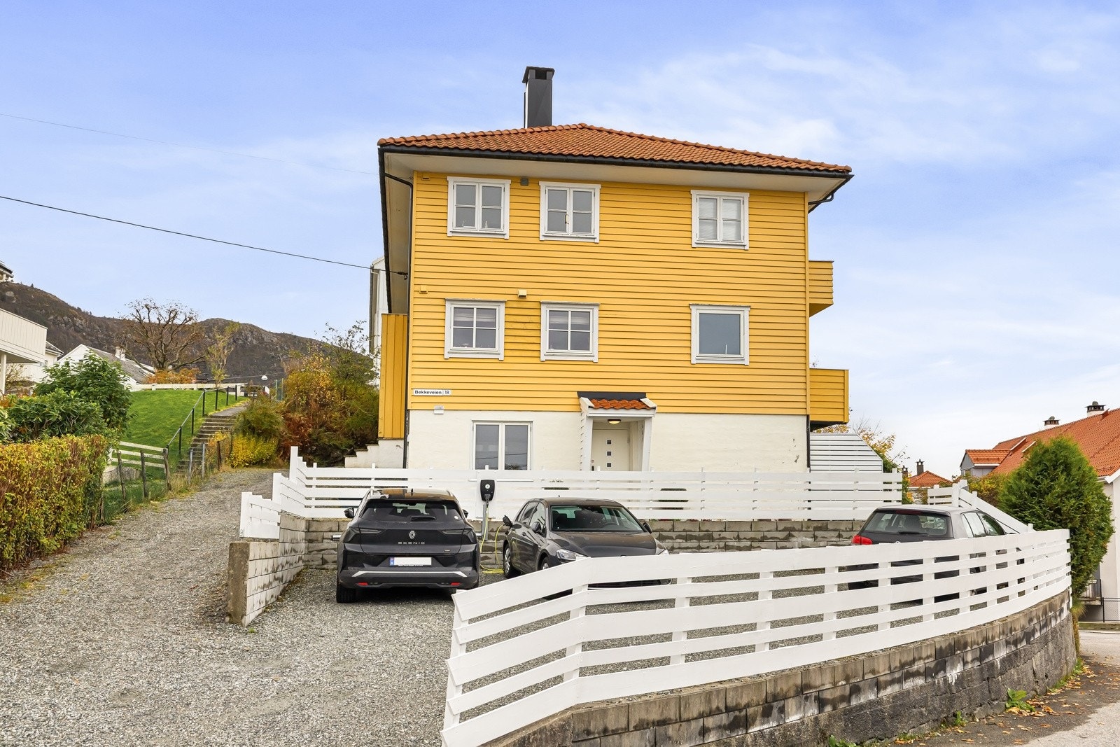 Sameiet har fem eierseksjoner, og hver seksjon kan parkere en bil hver på egen tomt. Det er lagt opp til EL-billading med avregning på strømbruk. Galleribilde