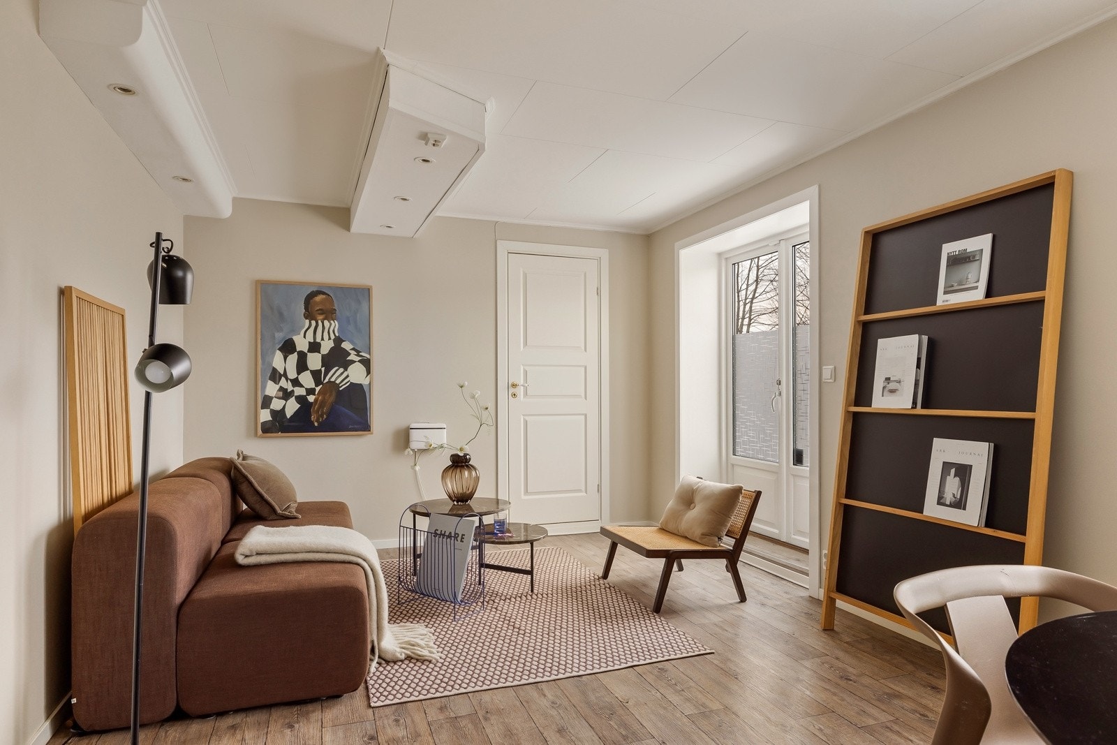 Leiligheten har en del nymalte overflater i en lys fargepallett og hovedsakelig slette overflater. Galleribilde