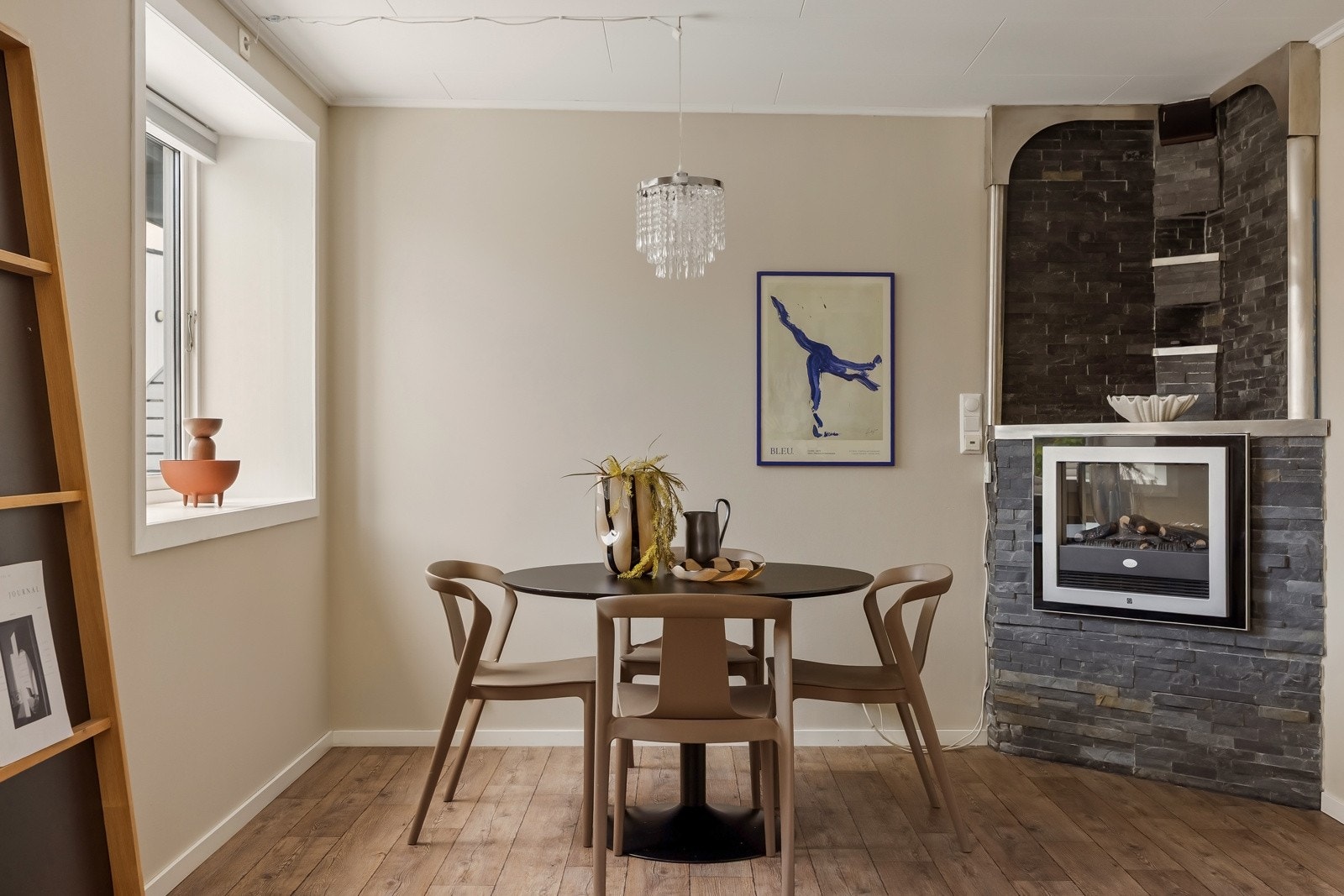 Forrige eier fikk installert elektrisk peis som gir både hygge, varme og stemning. Galleribilde