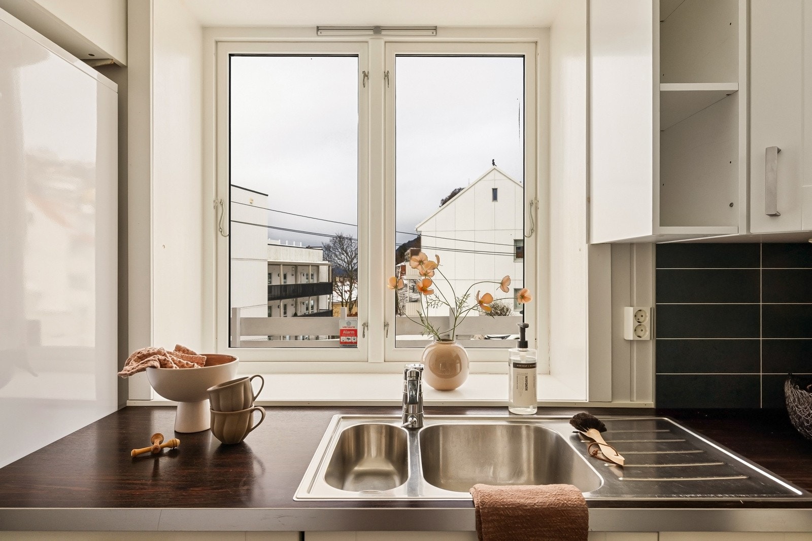 Lysinnslipp gjennom kjøkkenvinduet skaper romfølelse på kjøkkenet, og gir deg samtidig noe å kikke ut på mens maten skal tilberedes. Galleribilde