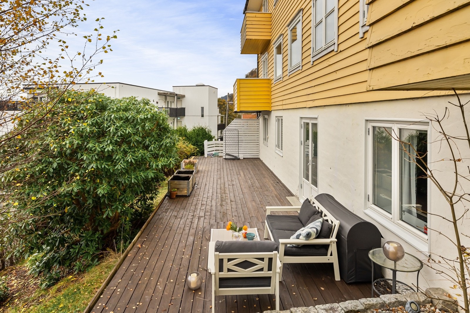 Sameiet har fine, solrike uteplasser rundt huset hvor man kan nyte lange sommerdager. Eier har sine hagemøbler her. Galleribilde