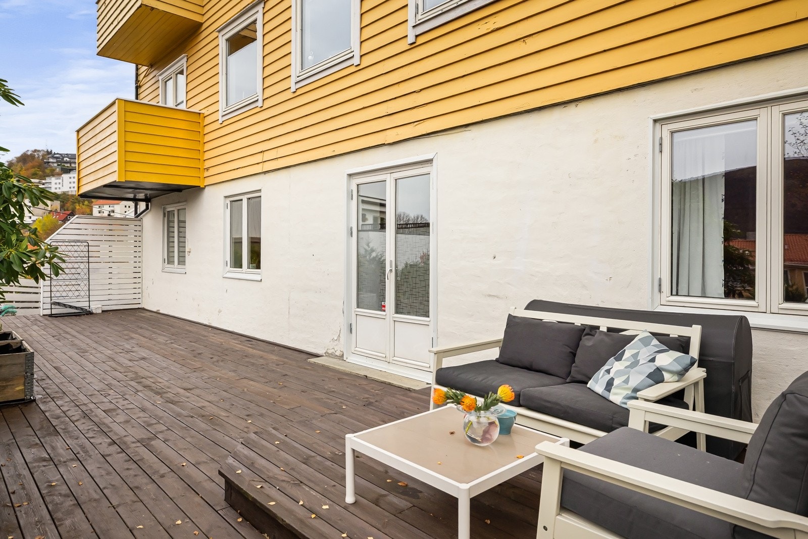 Terrassen er vestvendt og har gode solforhold fra formiddag til sen kveld. Et deilig sted å nyte late dager i solen eller invitere venner og familie til grillmiddager. Galleribilde