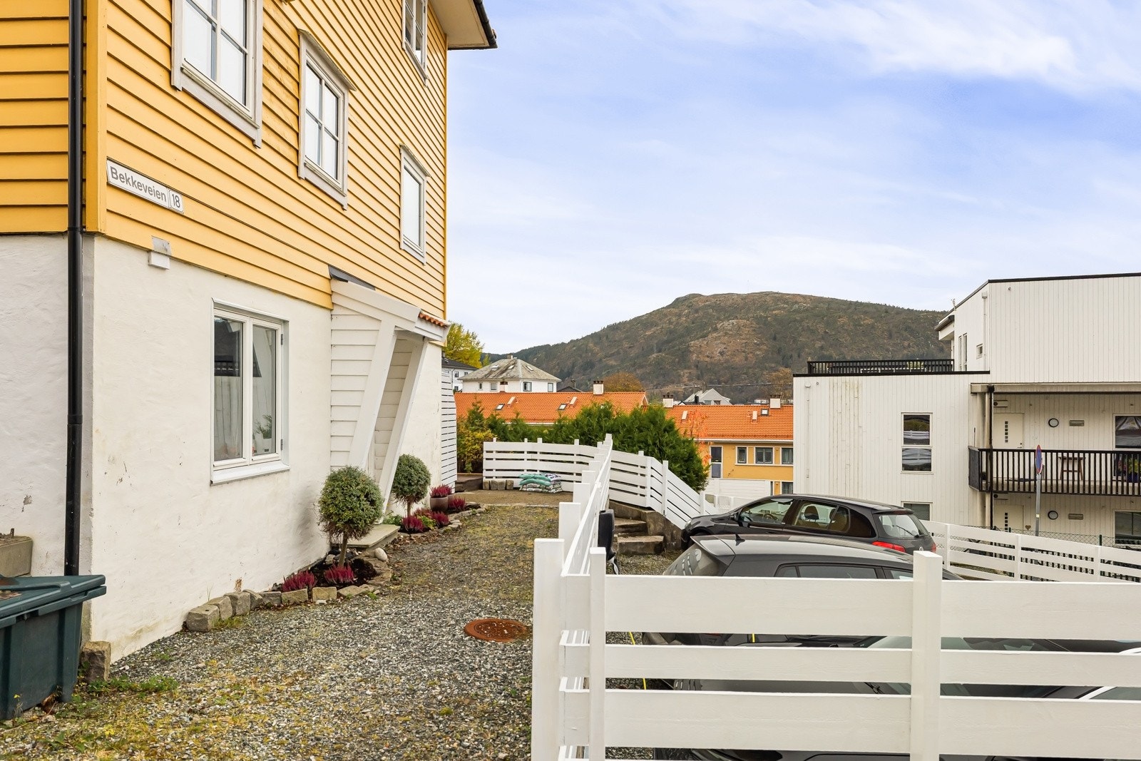 Denne seksjonen ligger i sokkeletasjen og har egen inngang på siden av huset. Galleribilde