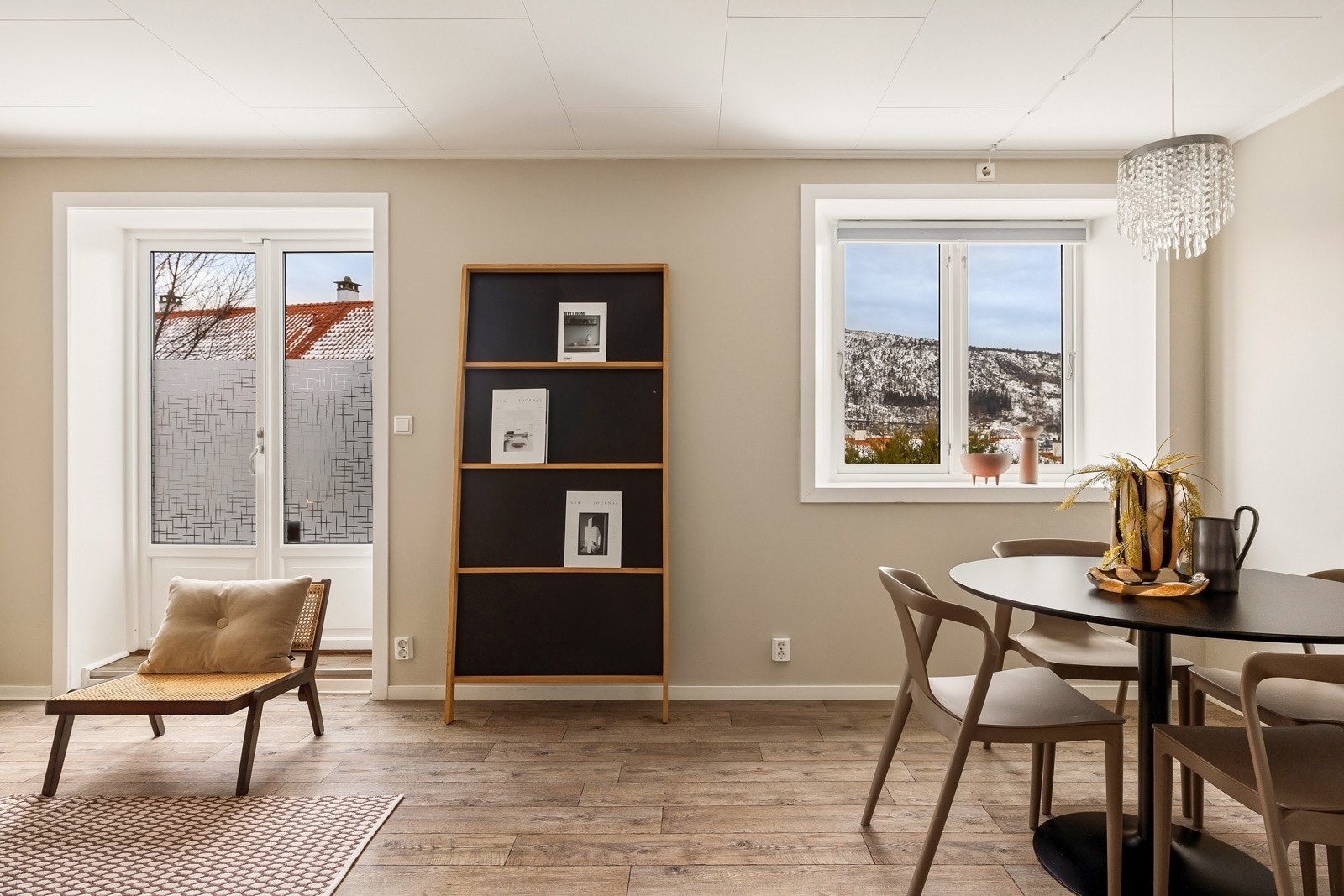 Det er godt med naturlig lysinnslipp i leiligheten gjennom terrassedør og vindu. Galleribilde