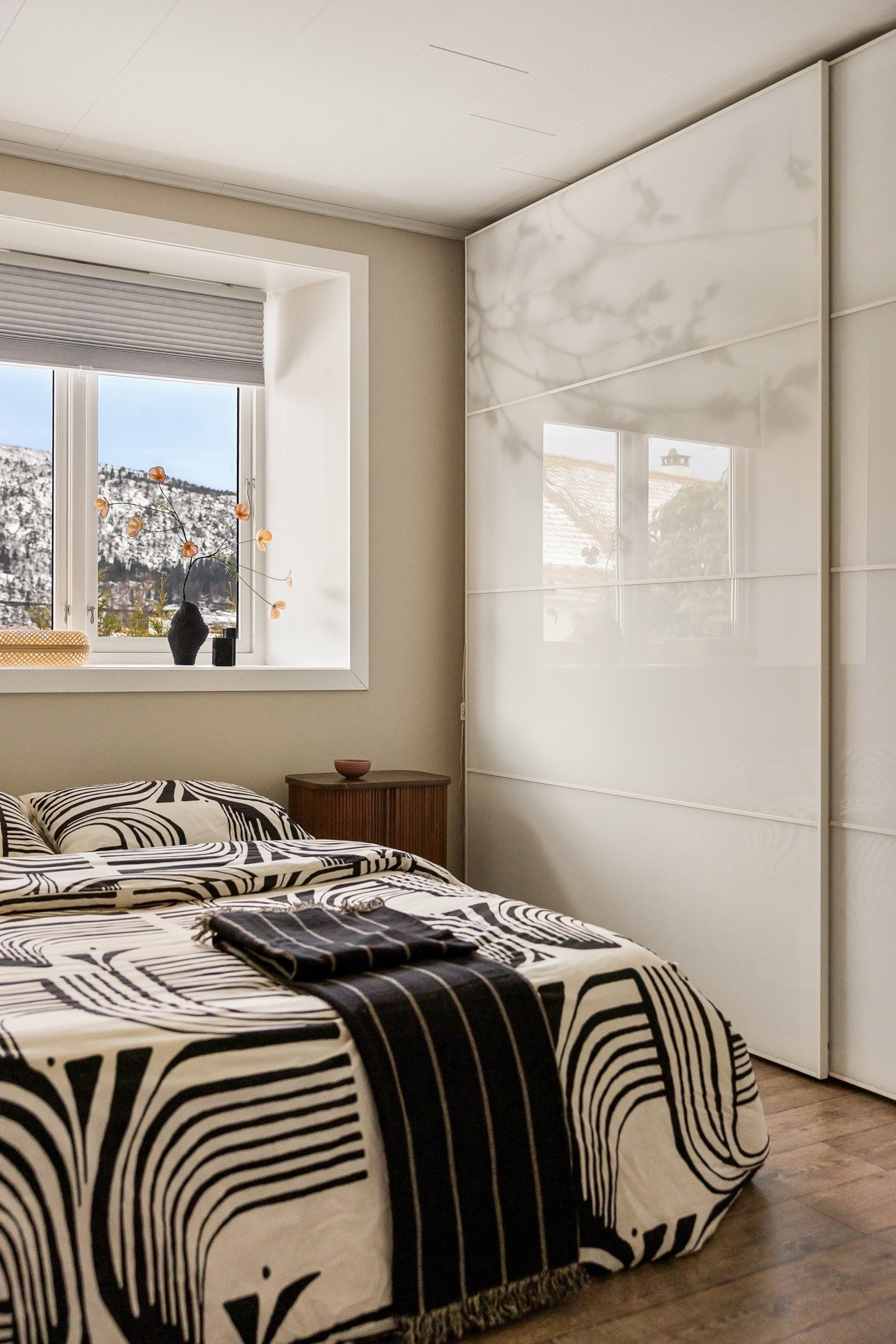 En romslig skyvedørsgarderobe rommer det meste av kleskolleksjonen din. Galleribilde