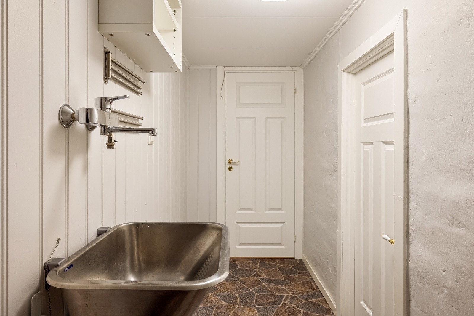 Romslig bod/ vaskerom med opplegg for vaskemaskin. Det er også felle vaskekjeller om du vil ha maskinen din der. Galleribilde