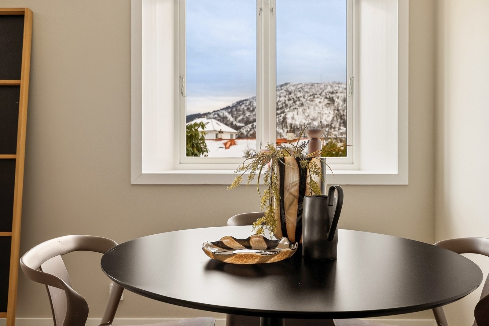 Fra spisebordet kan du kikke over på Løvstakken som skifter farge og karakter gjennom årstidene. Galleribilde