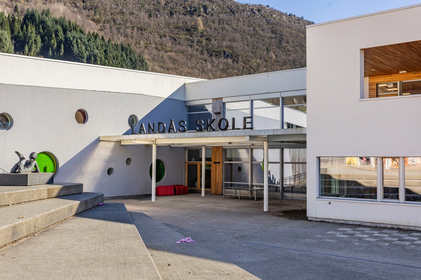 Dersom du har barn, så er det kort vei til nye, flotte Landås skole, og det finnes flere barnehager i området. Galleribilde