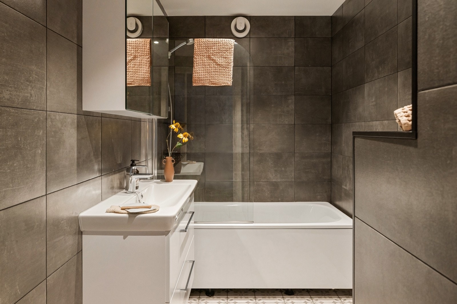 Få hotellfølelsen hjemme. Et delikat, helfliset bad nylig pusset opp. Galleribilde