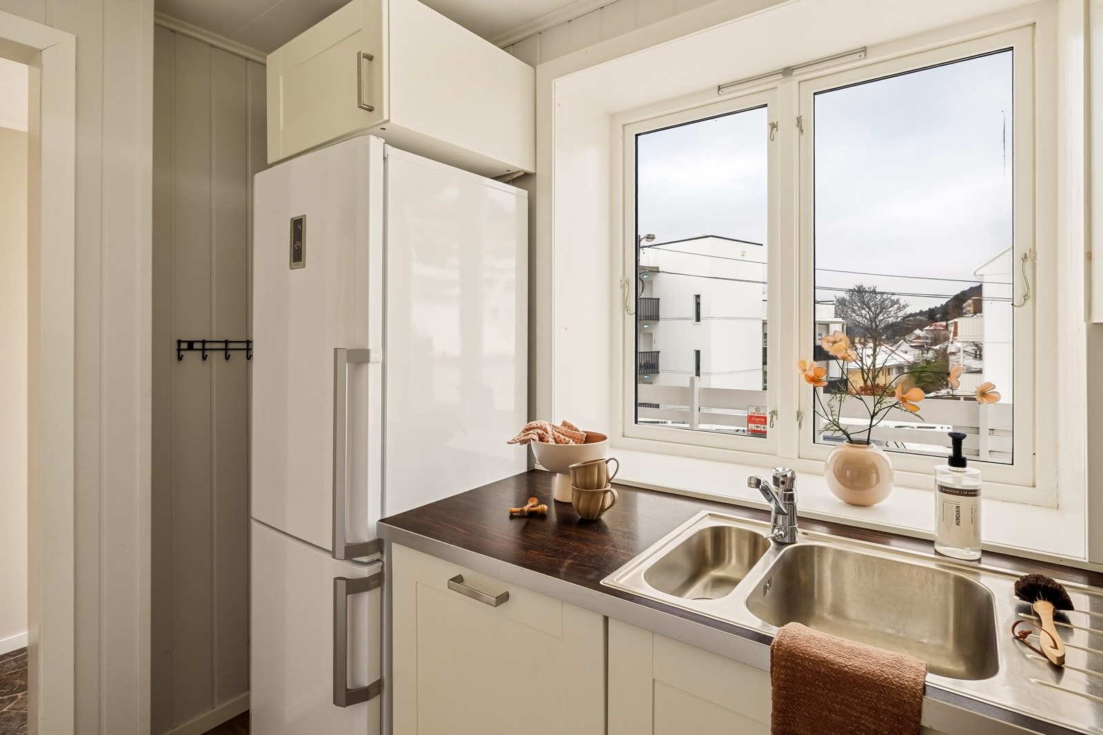 Vindusposten er et perfekt sted å ha urteplanter i krukker. Galleribilde