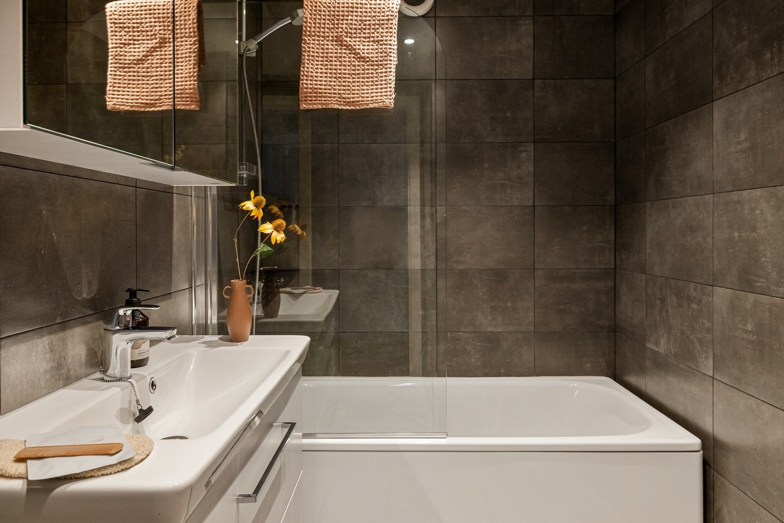 Her er det badekar med dusjløsning slik at du kan sjonglere mellom raske morgendusjer og lange avslappende kveldsbad. Galleribilde