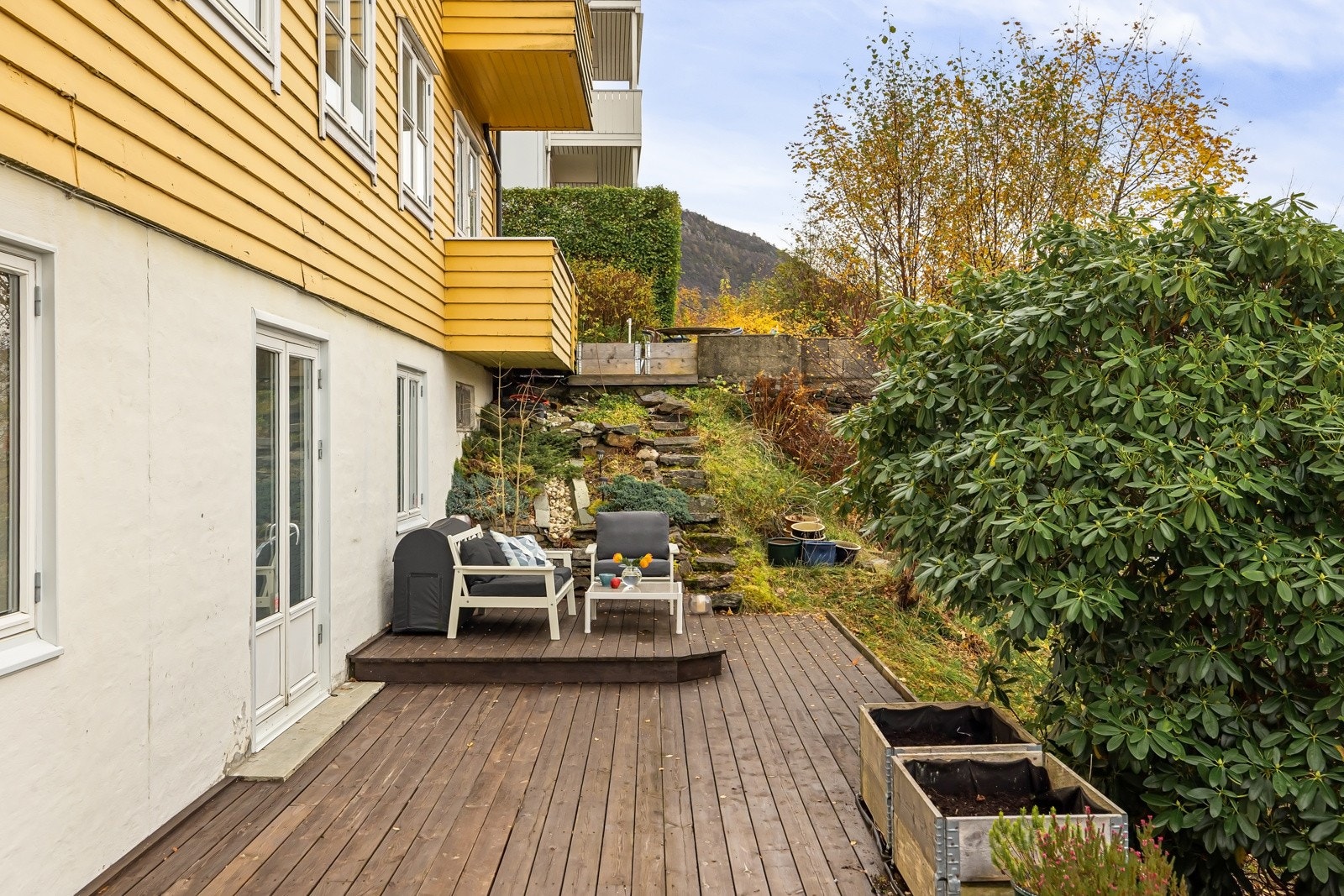 Sameiet har også en solplatting/terrasse i øvre del av tomten. Siden eier flyttet inn i 2022, så har ikke andre sameiere benyttet seg av terrassen utenfor leiligheten og de skal varsle eier dersom den skal brukes. Galleribilde