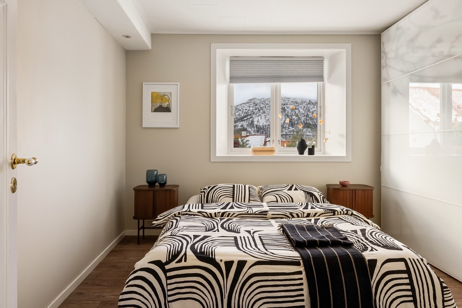 Dette rommet er egentlig benevnt som stue fra 1939, men det er ikke krav om å omsøke bruk for opphold. Galleribilde