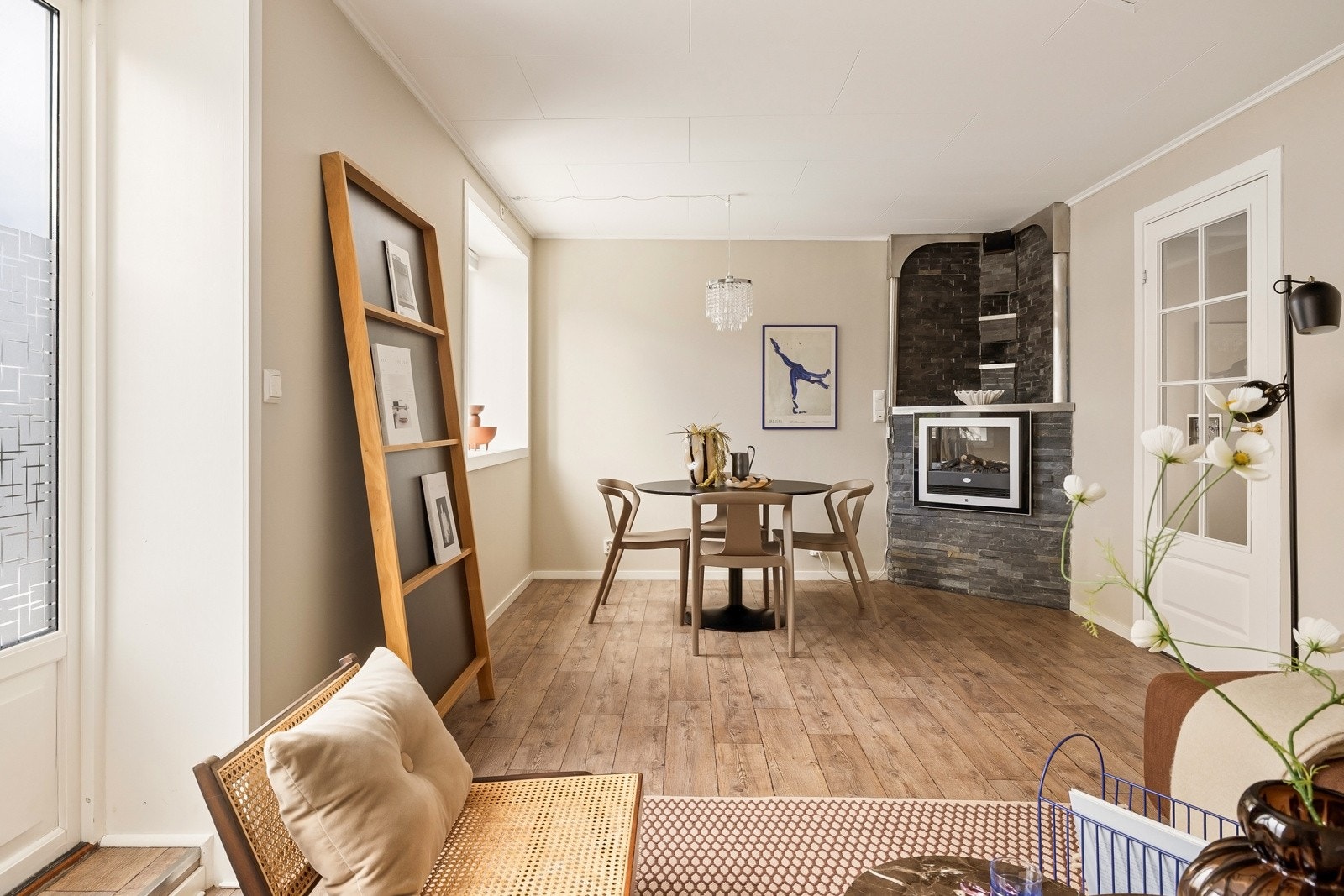 Lys og trivelig stue med god plass til både sofagruppe og spisebord. Galleribilde