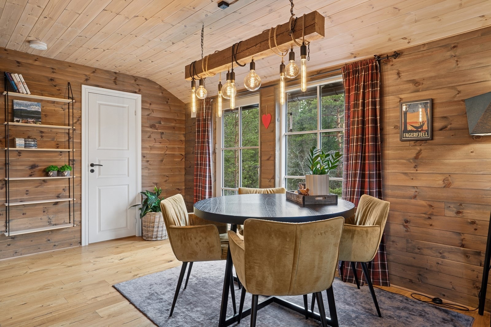 Pen og romslig spisegruppe som du kan dekke på og invitere inn til sosiale sammenkomster og hyggelige måltider. Galleribilde