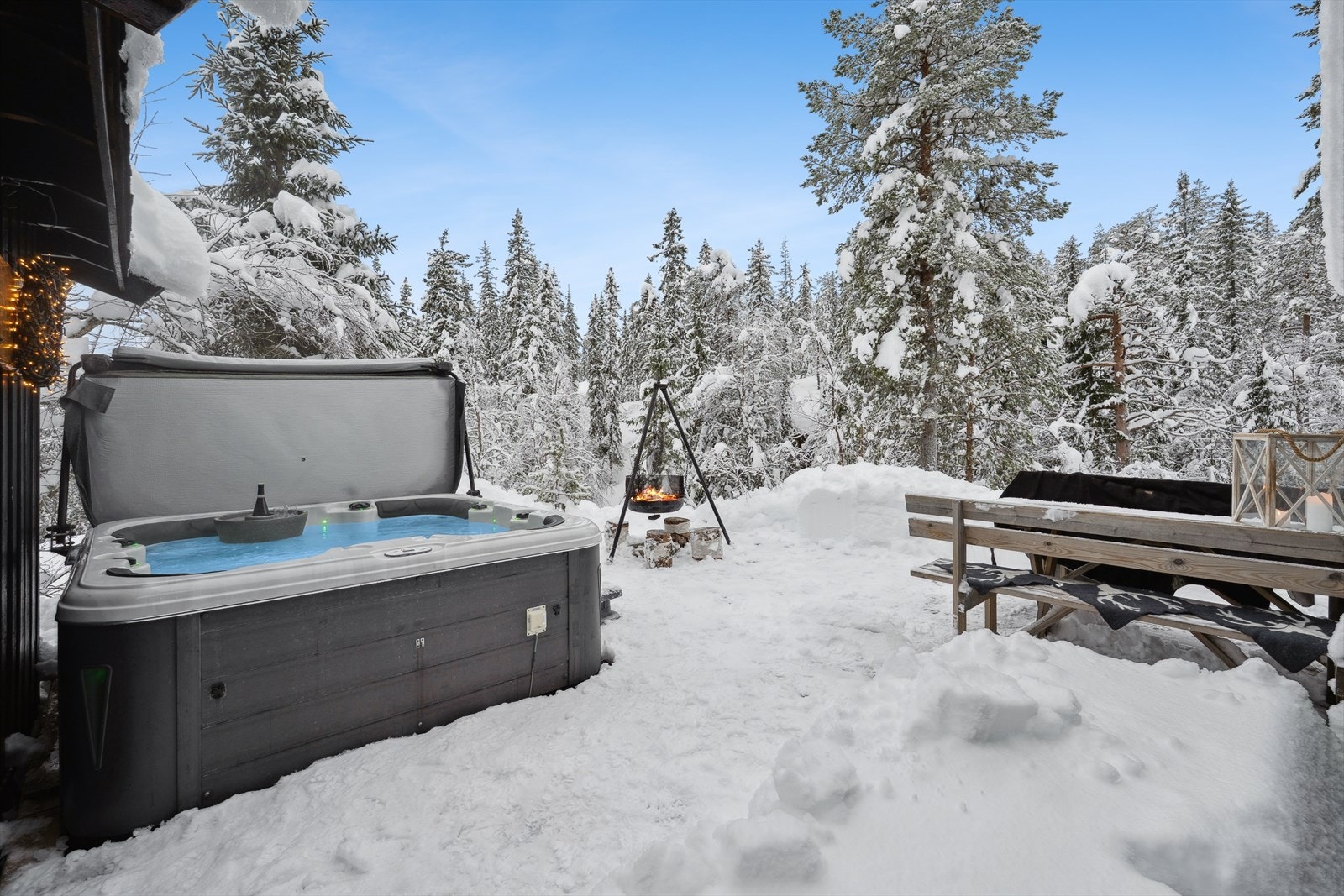 Stor terrasse med jacuzzi, en flott uteplass for avslapning og hygge. Galleribilde