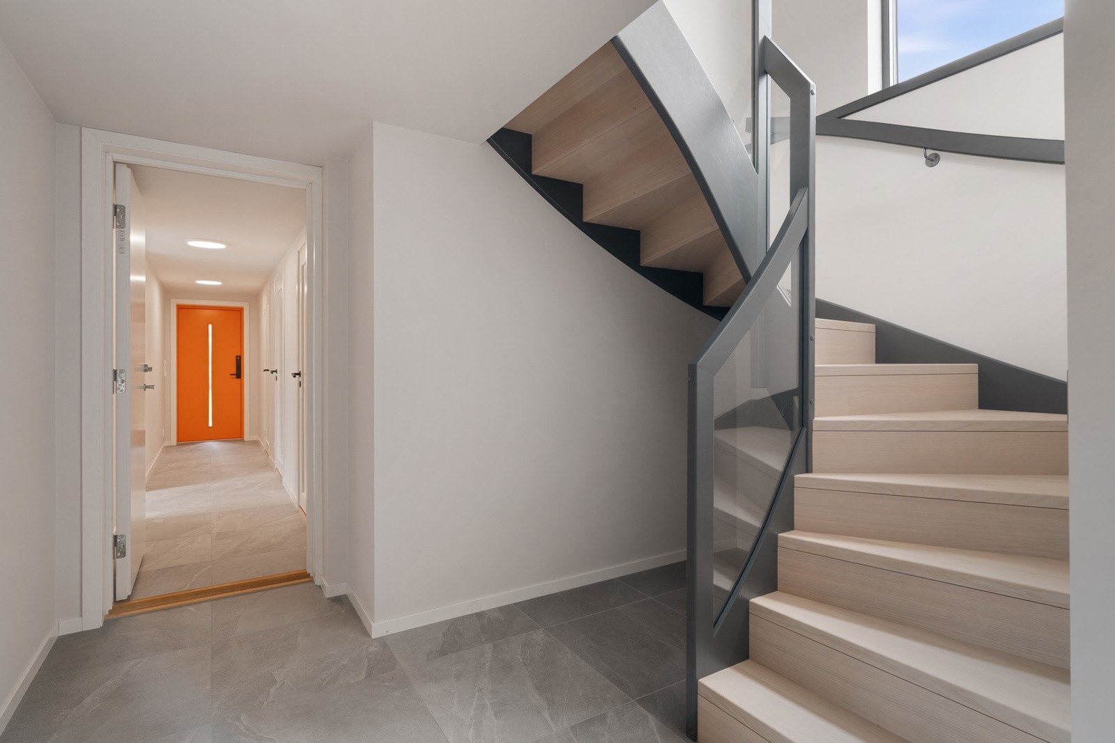 Sokkeletasjen er pent flislagt med 60x60 fliser på gulvet fra Viking Bad og har begagelig gulvvarme i hele etasjen. Galleribilde