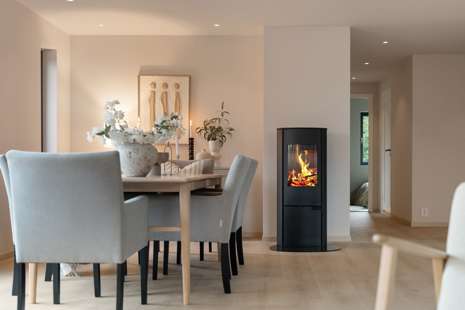 Stuen har også en ny vedovn (2025) som gir en hyggelig atmosfære og bidrar til god varme på kjølige dager. Galleribilde