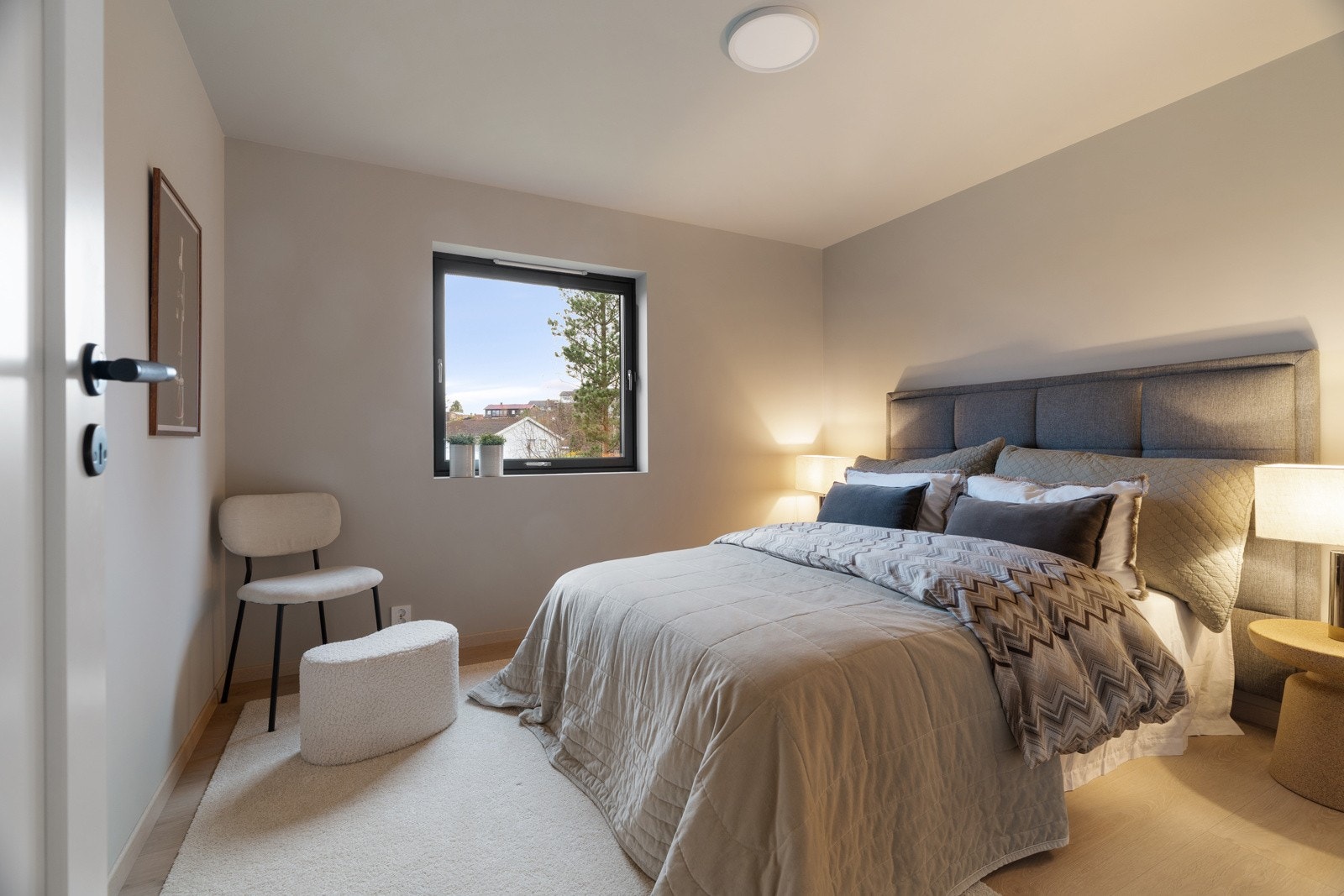 Hovedsoverommet måler 10 kvm og har god plass til dobbeltseng, nattbord og garderobeløsninger. Galleribilde