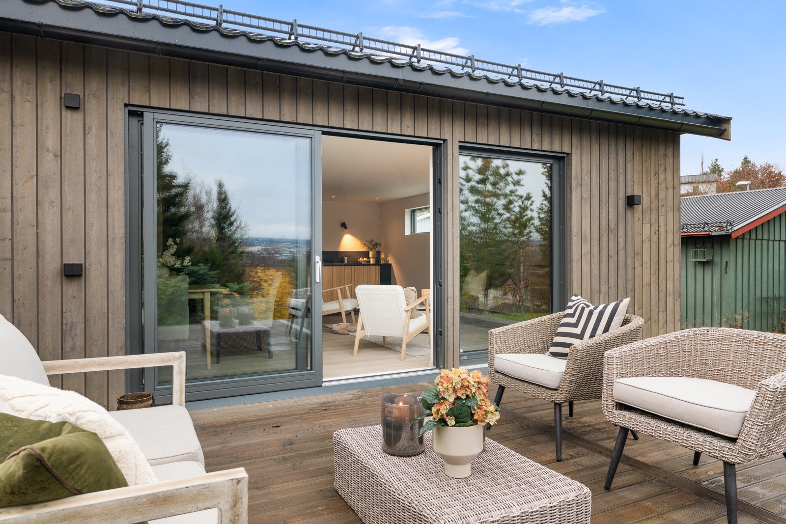 Terrassen er målt til romslige 30 kvm og fungerer som en forlengelse av oppholdsrommet. Galleribilde