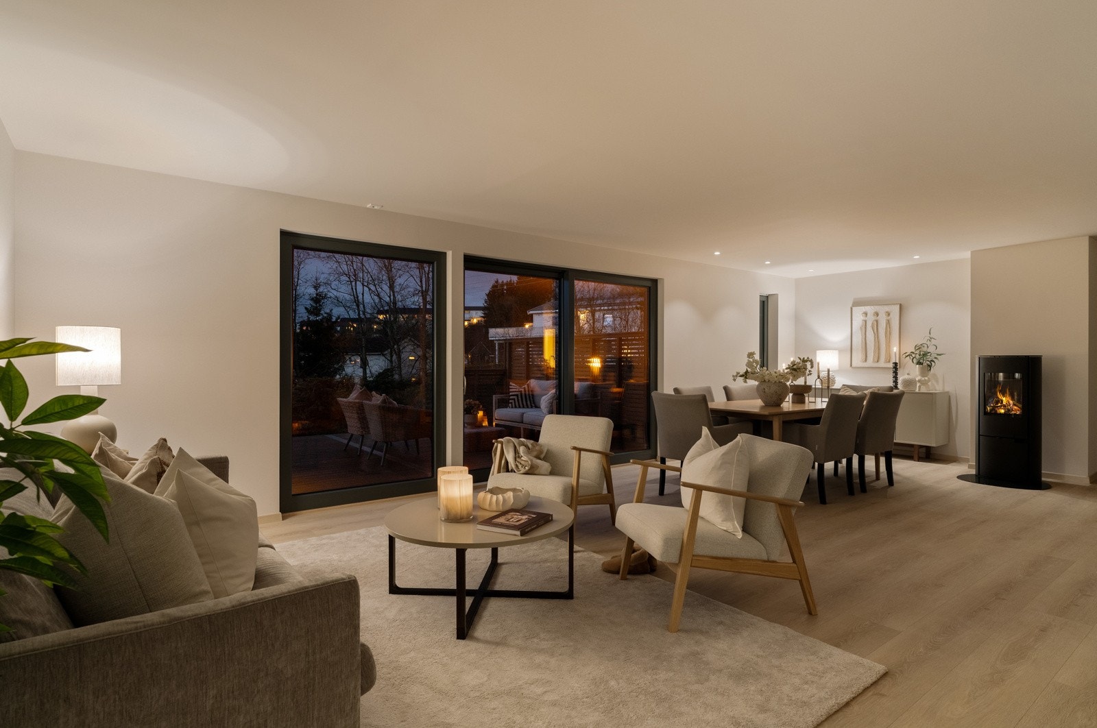 Eneboligen ble omfattende renovert i 2025 og fremstår svært moderne og tiltalende. Galleribilde