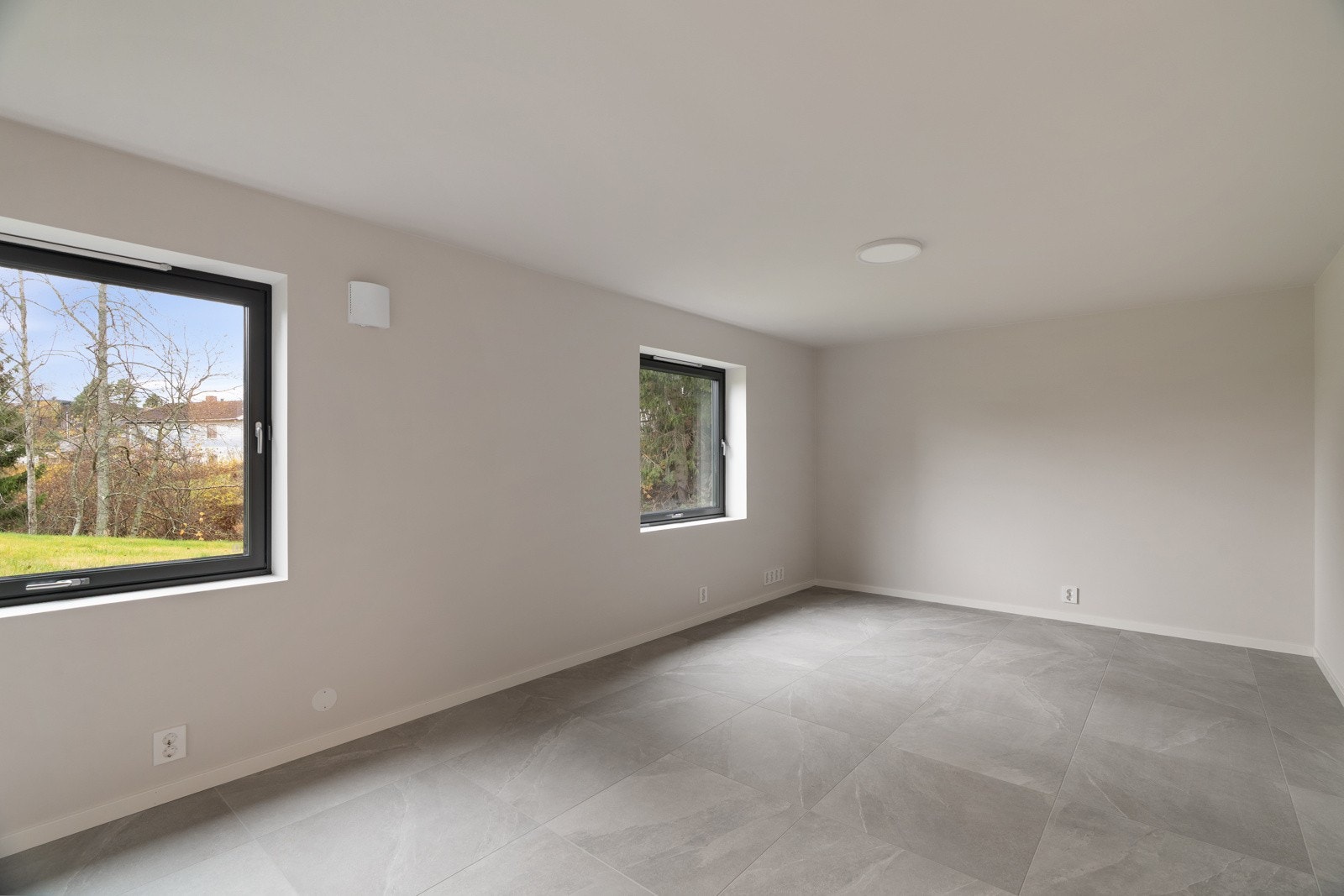 Sokkeletasjen har gode forutsetninger for å leie ut som del av egen bolig. Her er det egen inngangsdør og en god plantegning som gir mulighet for å avdele et soverom, baderom og stue. Det er også klargjort for vann/avløp og strøm til kjøkken. Galleribilde