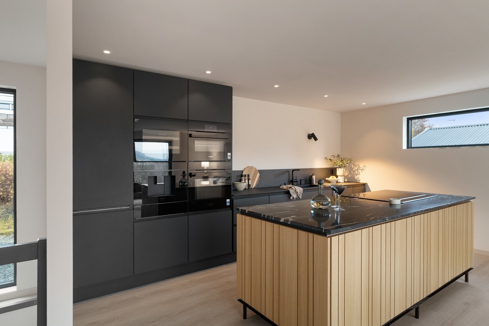 Kjøkkenet er elegant og funksjonelt og har en innredning fra Jke Design og en kjøkkenøy med steinplate. Galleribilde