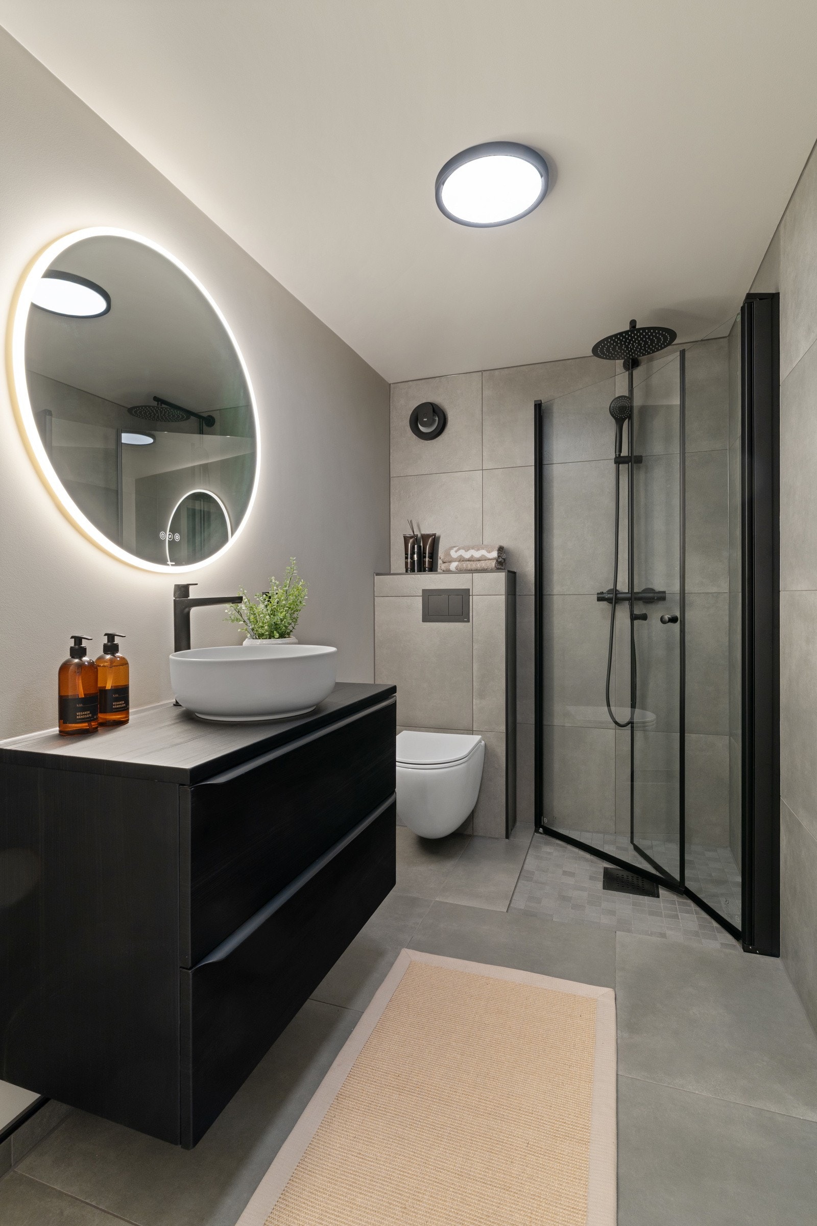 Innbydende baderom med 60x60 fliser på vegger, mosaikk i dusjgrue, gulvvarme og en moderne innredning fra Viking Bad. Galleribilde