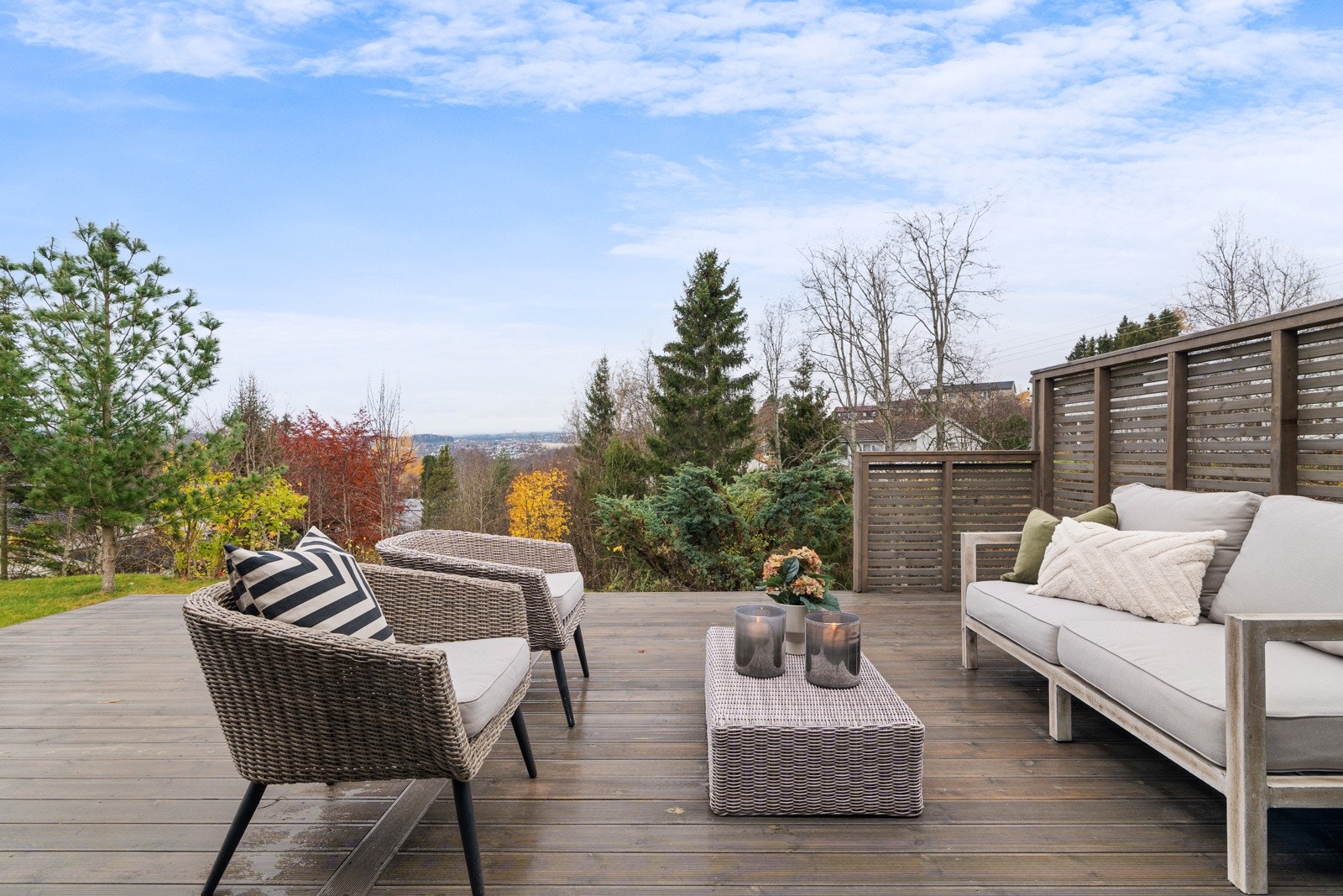 Terrassen er utstyrt med en levegg som gir både god skjerming og en privat atmosfære. Galleribilde