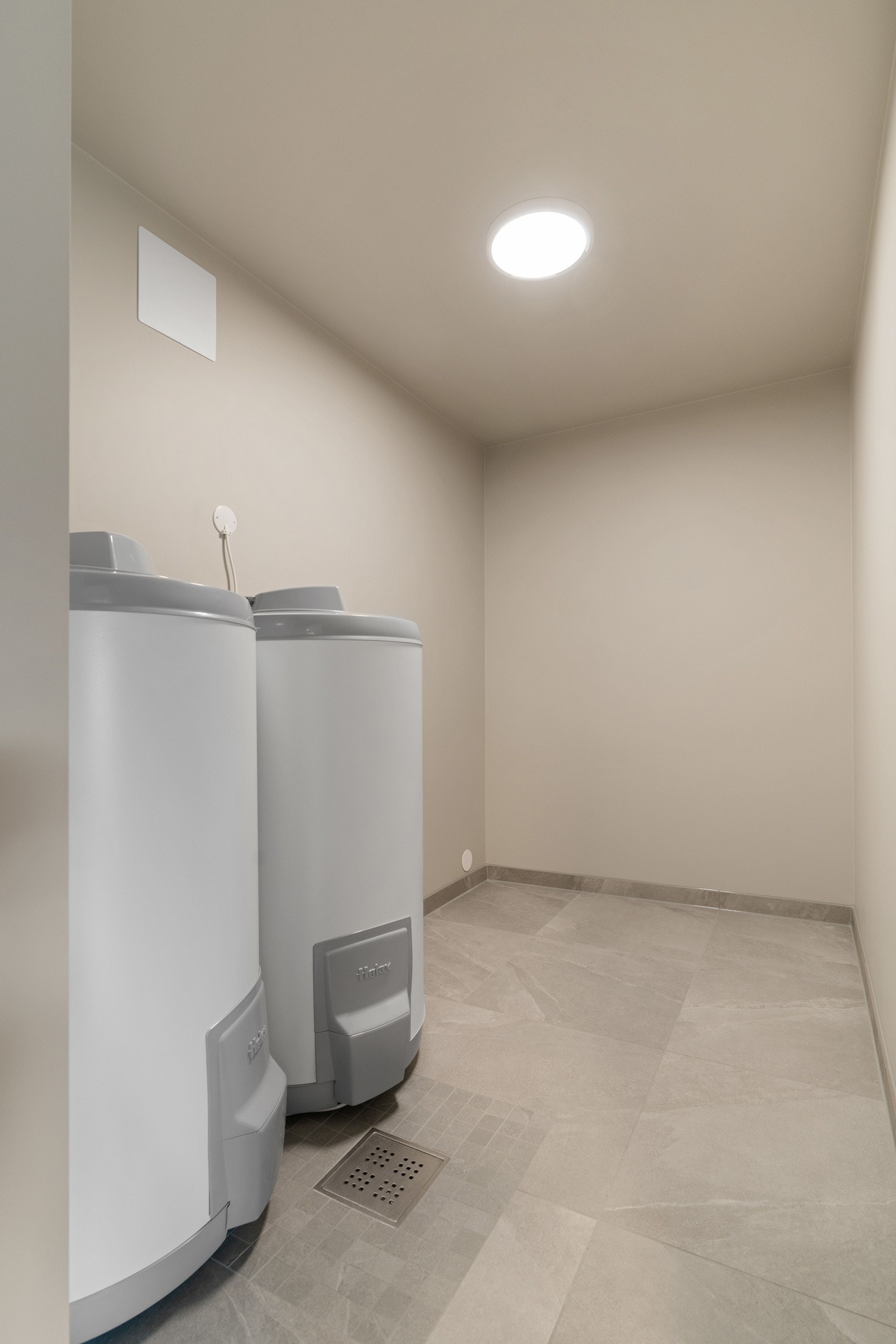 Boligen har rikelig med oppbevaringsplass fordelt på teknisk rom og to boder. På teknisk rom er det to varmtvannsberedere. Galleribilde